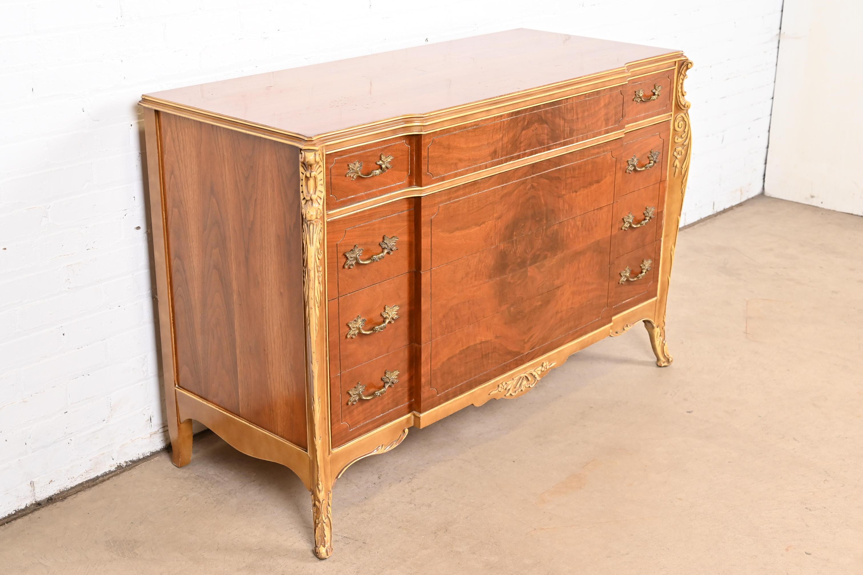 Americano Antique French Provincial Louis XV, comò in legno di noce sbavato e dipinto a pacchi