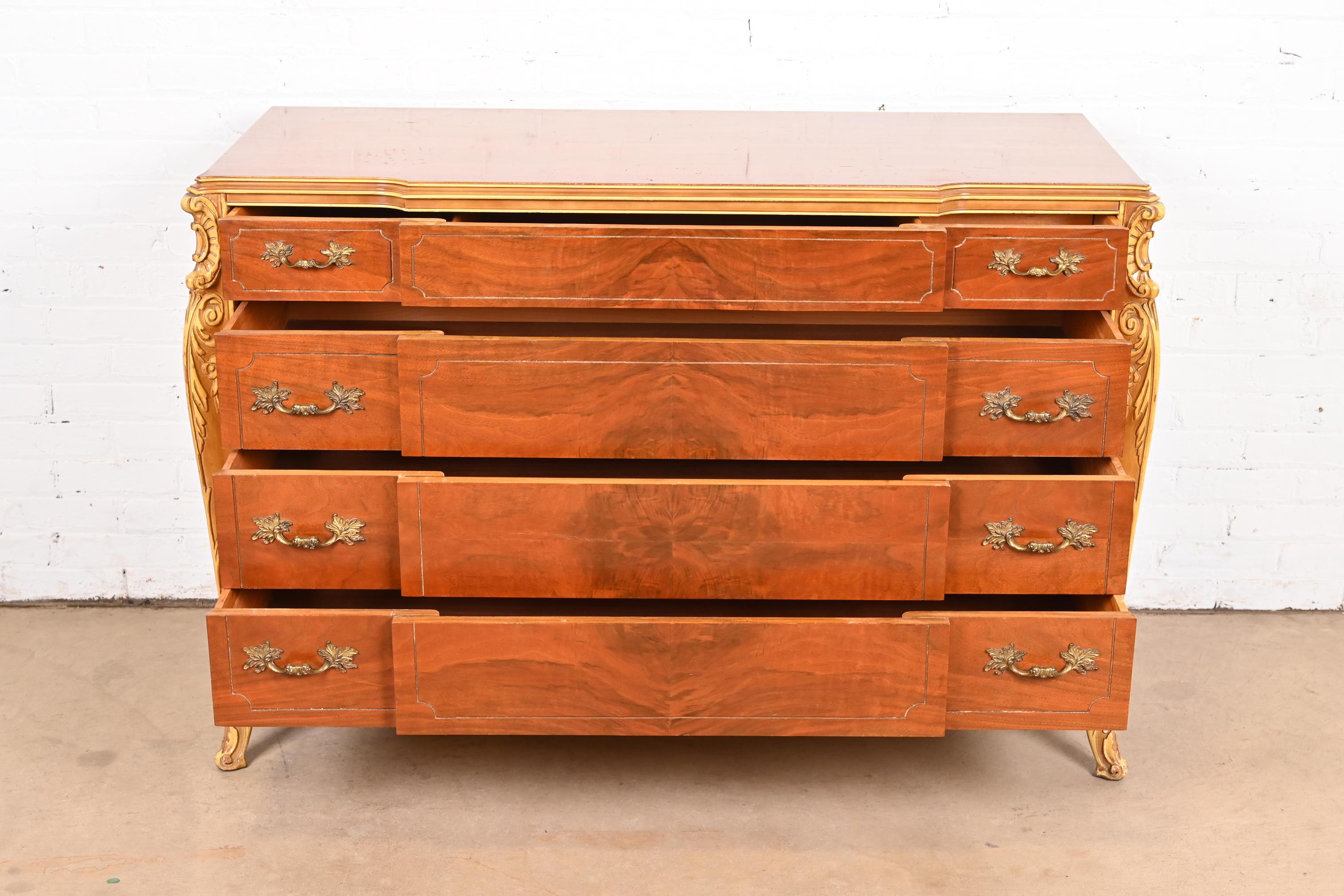 Antique French Provincial Louis XV, comò in legno di noce sbavato e dipinto a pacchi In condizioni buone a South Bend, IN