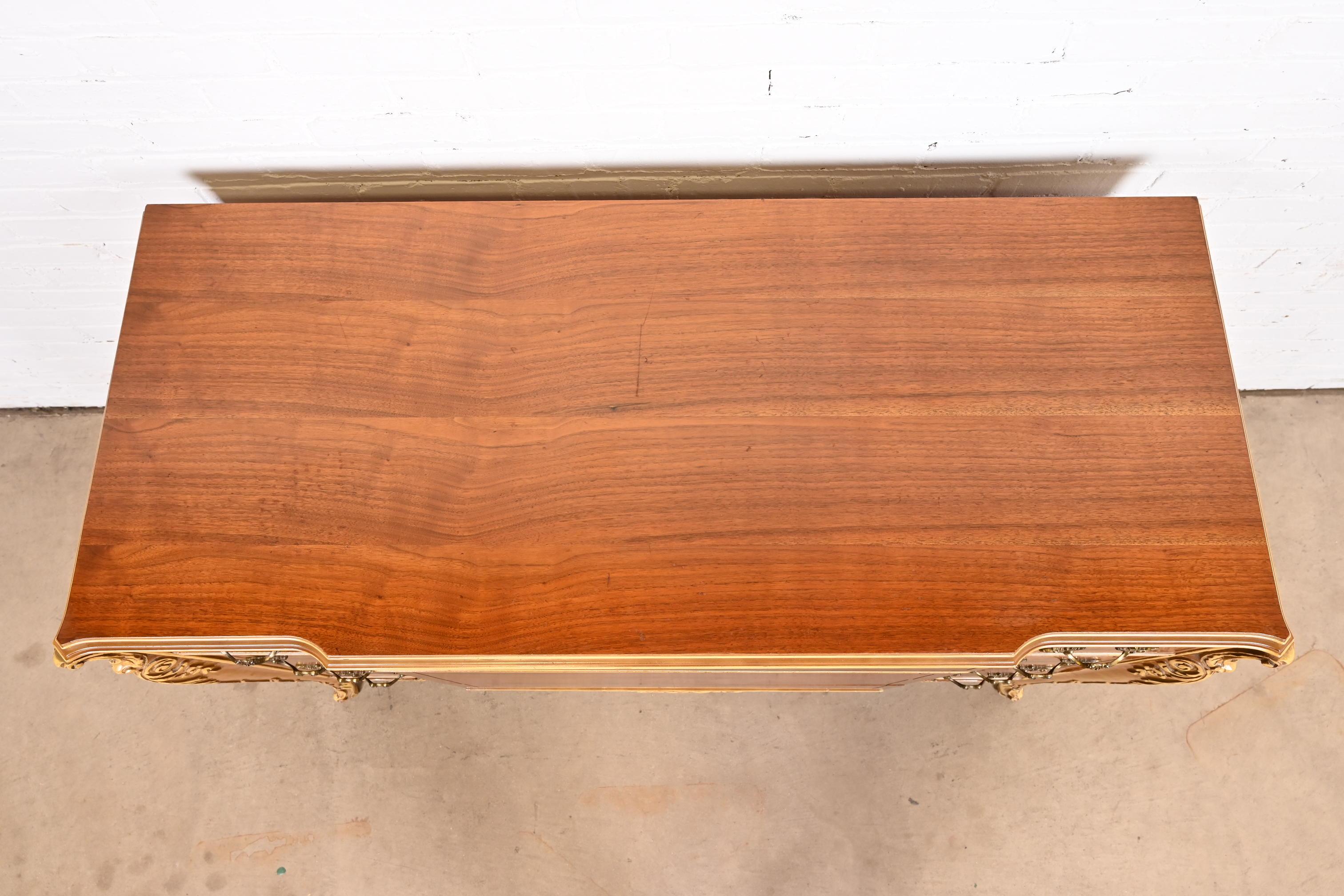 Antique French Provincial Louis XV, comò in legno di noce sbavato e dipinto a pacchi 2