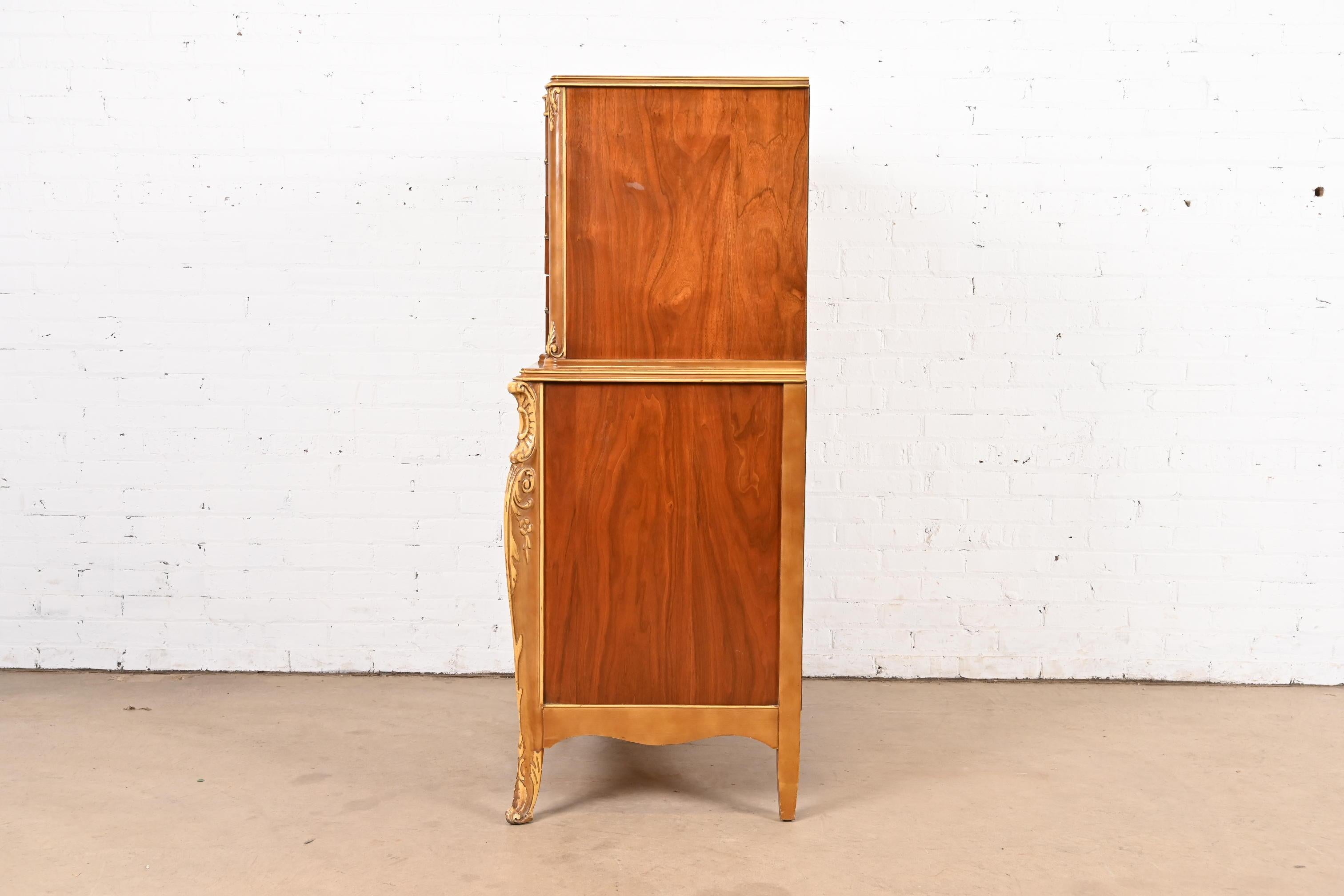 Antique French Provincial Louis XV in legno di noce sbavato e dipinto a pacchi Highboy in vendita 3