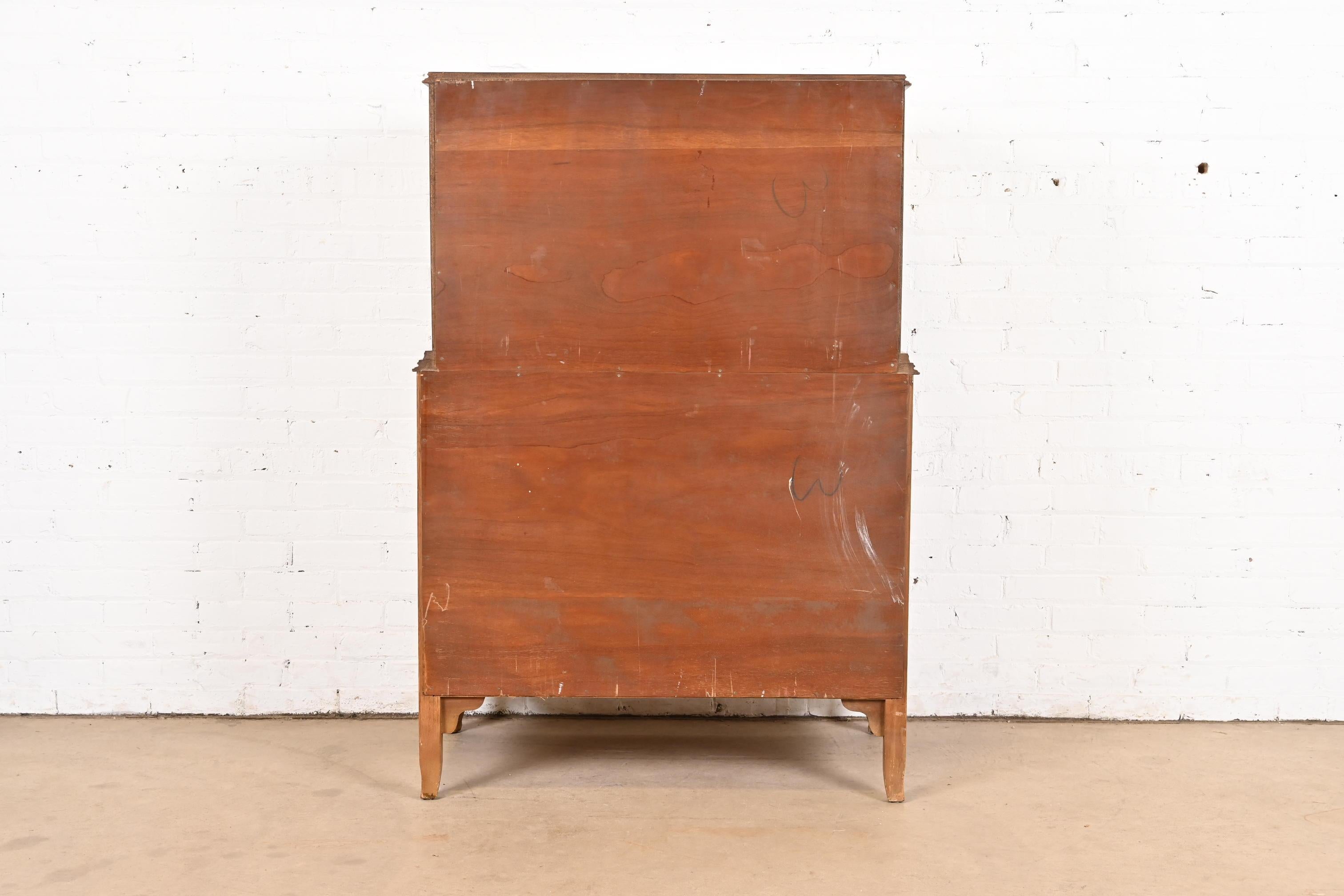 Antique French Provincial Louis XV in legno di noce sbavato e dipinto a pacchi Highboy in vendita 4