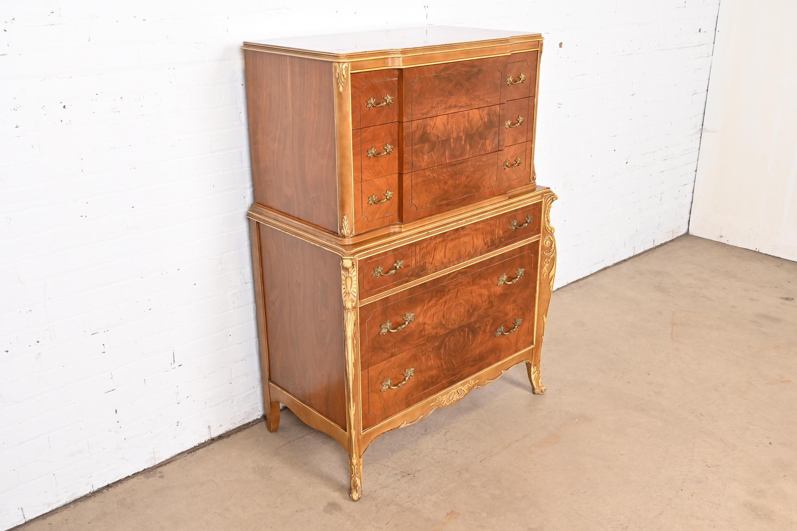 Un eccezionale comò o cassettiera highboy in stile Luigi XV francese.

Alla maniera di Romweber

Da Joerns Brothers Furniture

USA, circa anni '20

Splendido noce burlato accoppiato a libro, con finiture e gambe dipinte e ferramenta originale in