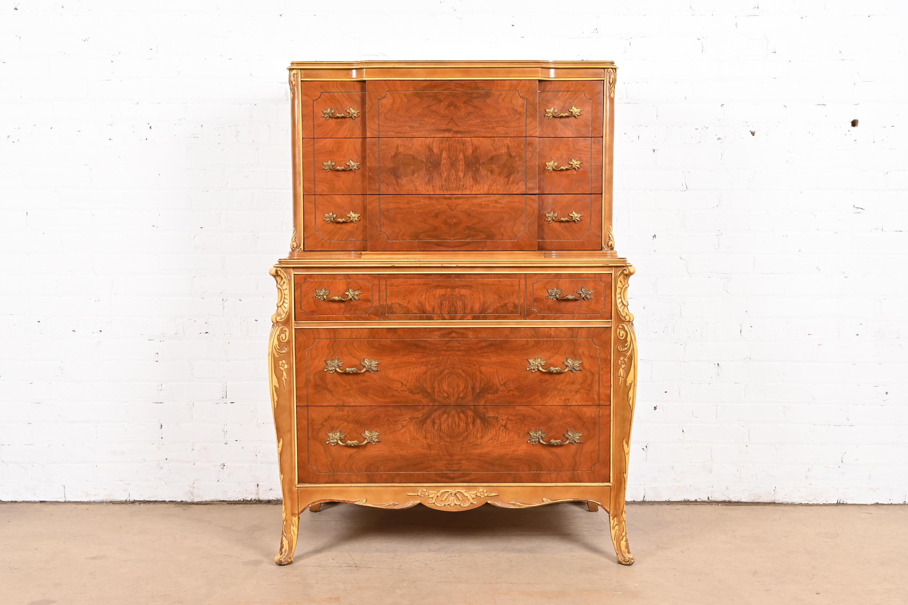 Stile provenzale Antique French Provincial Louis XV in legno di noce sbavato e dipinto a pacchi Highboy in vendita