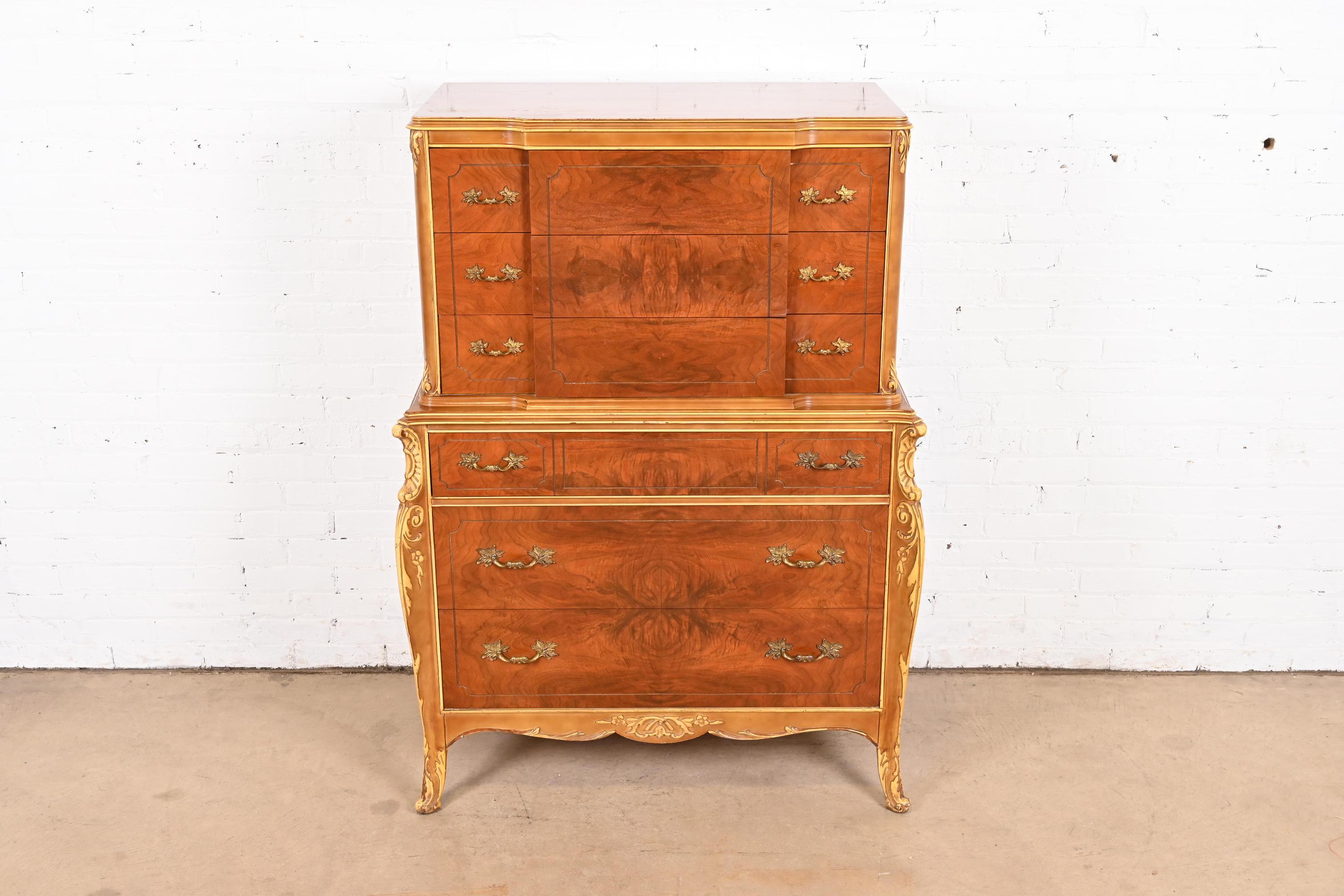Americano Antique French Provincial Louis XV in legno di noce sbavato e dipinto a pacchi Highboy in vendita