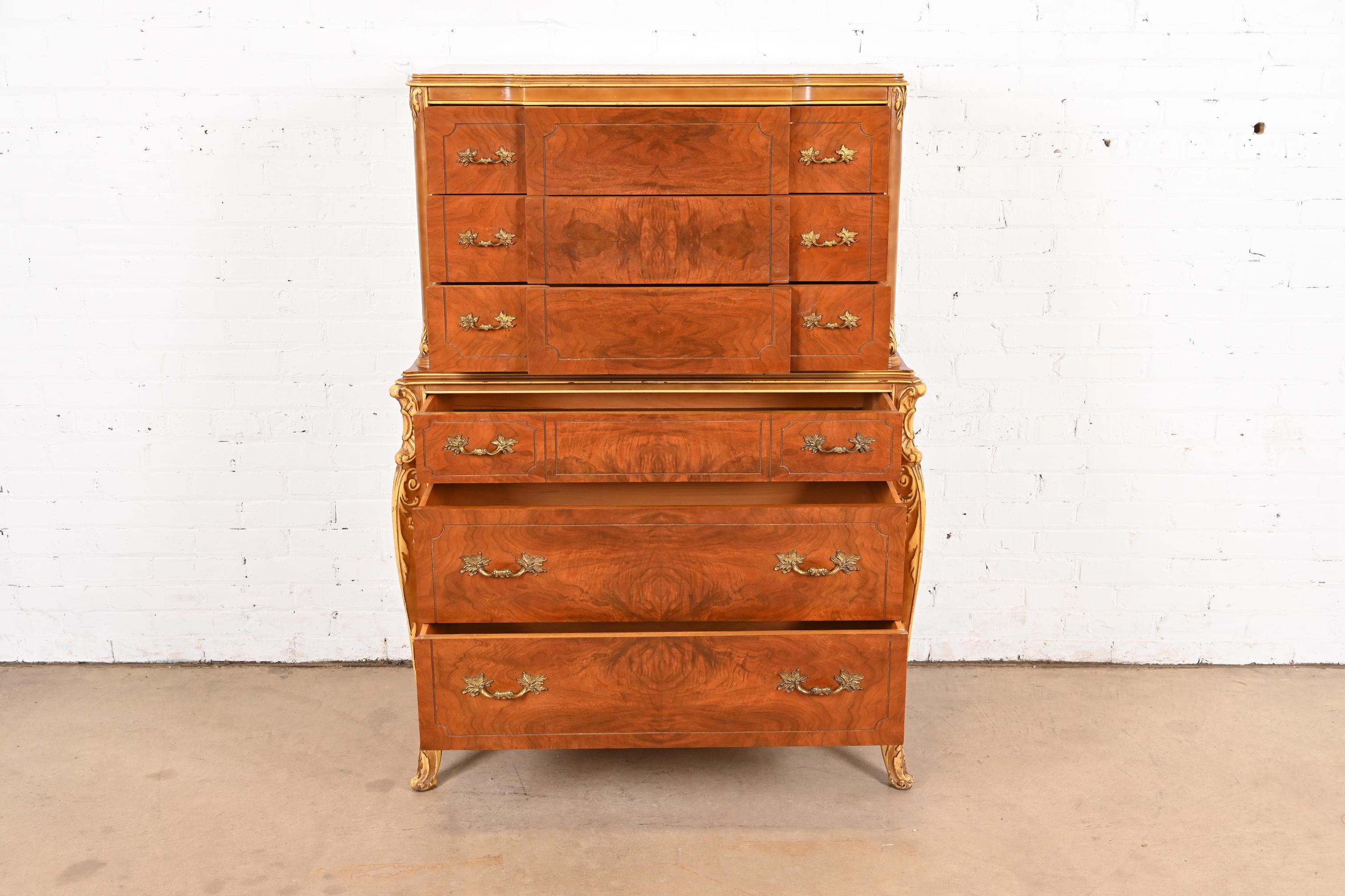 Antique French Provincial Louis XV in legno di noce sbavato e dipinto a pacchi Highboy In condizioni buone in vendita a South Bend, IN