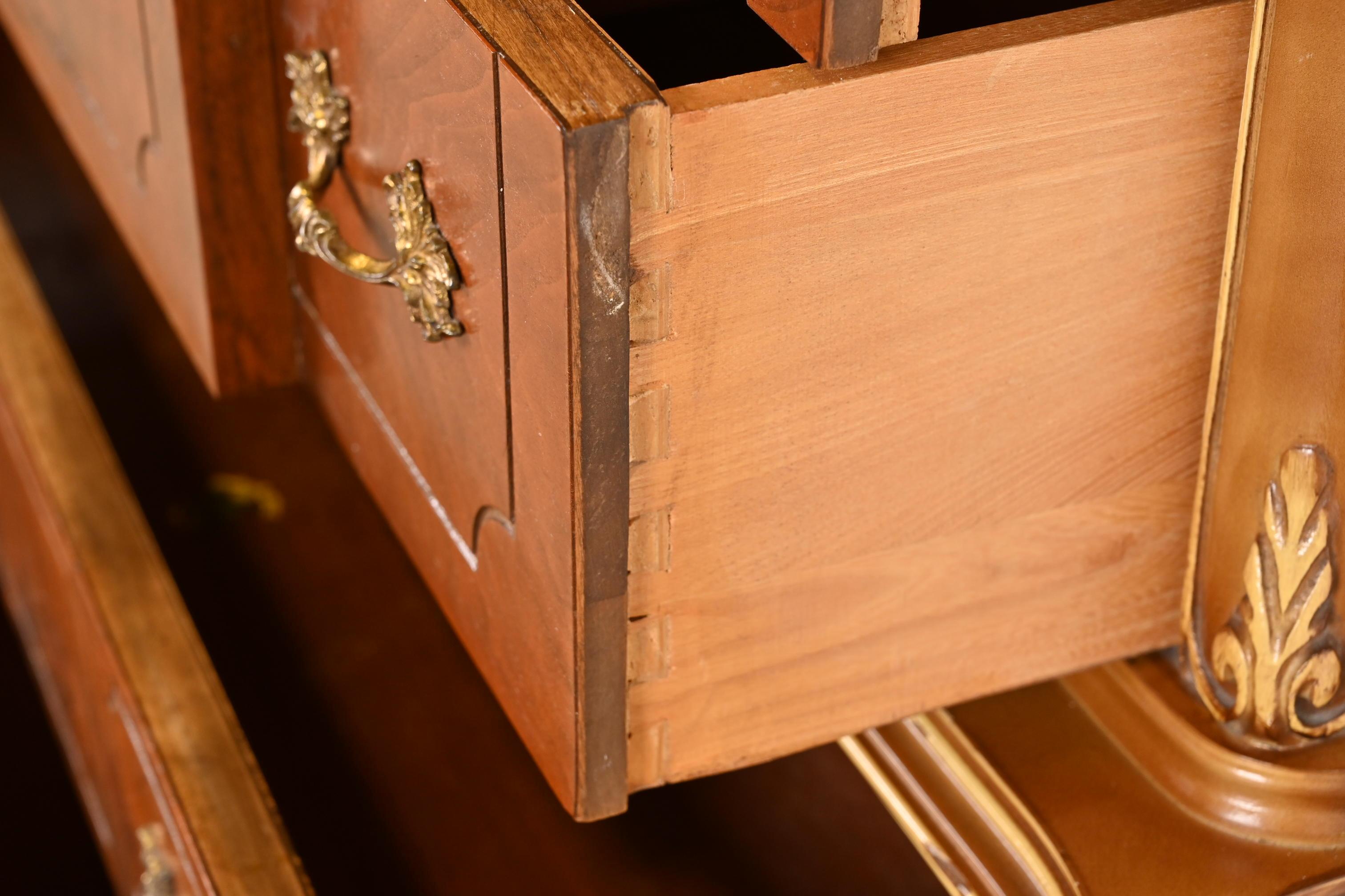 Ottone Antique French Provincial Louis XV in legno di noce sbavato e dipinto a pacchi Highboy in vendita