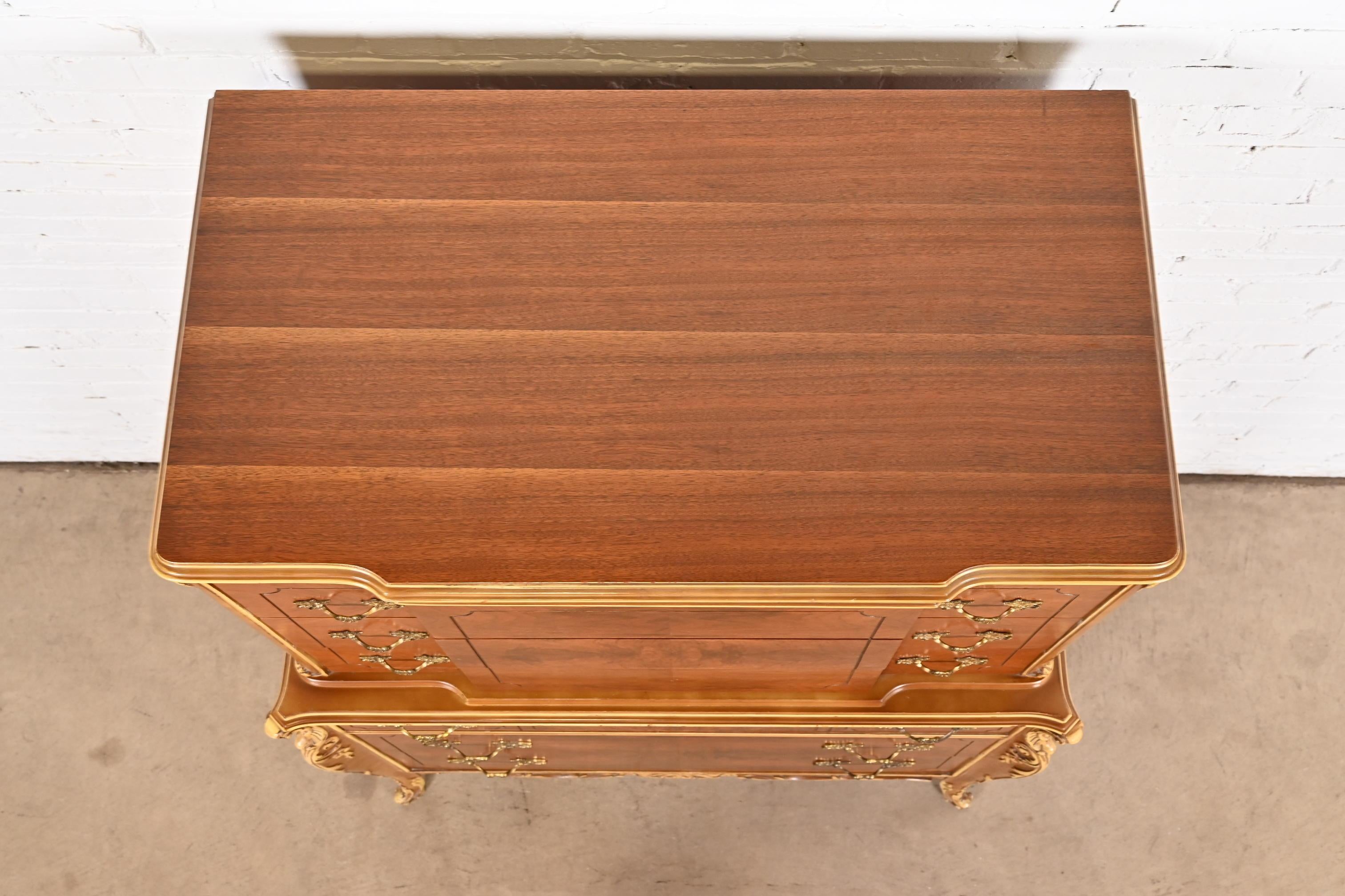 Antique French Provincial Louis XV in legno di noce sbavato e dipinto a pacchi Highboy in vendita 2