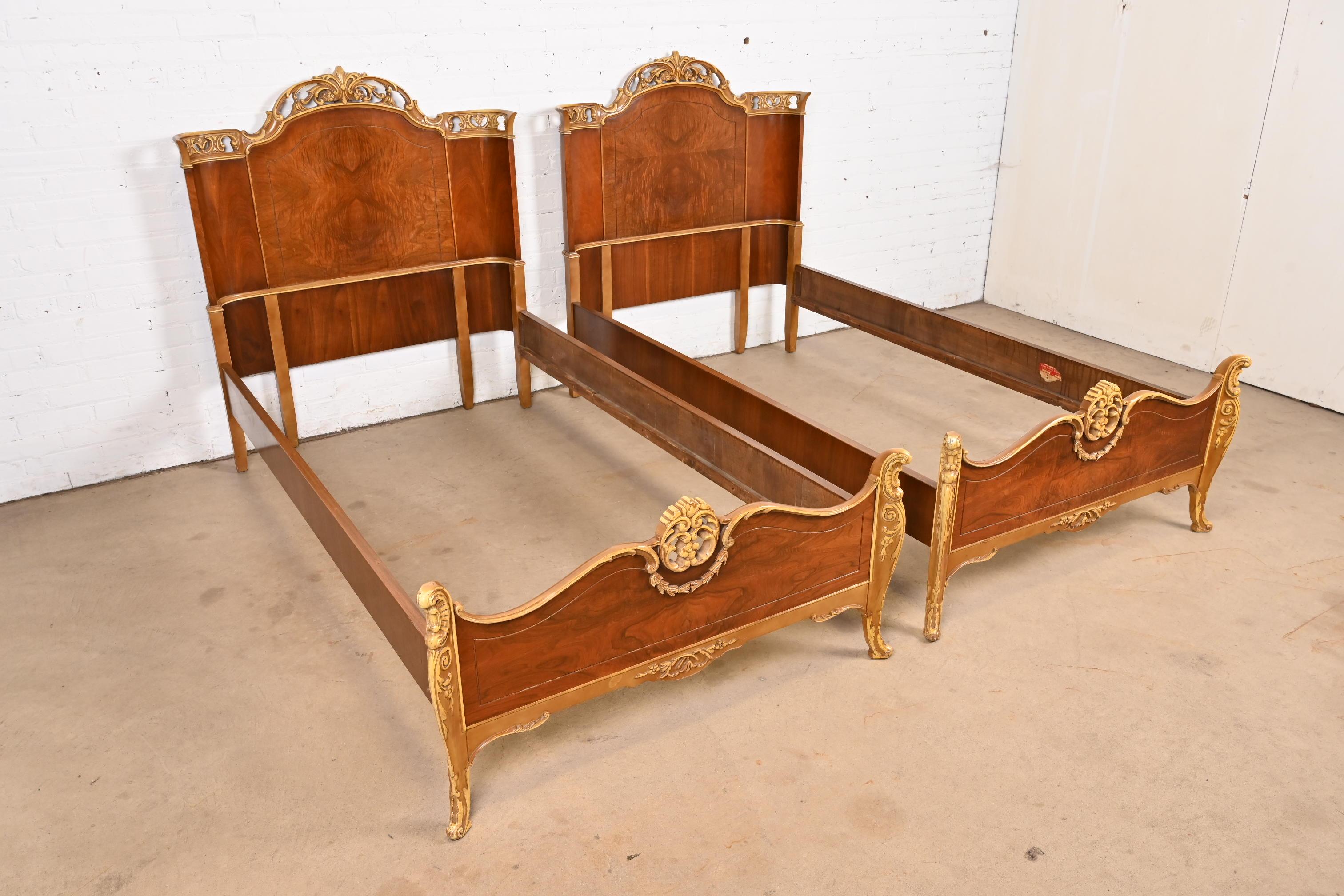 Antique French Provincial Louis XV Burled Walnut and Parcel Painted Twin Beds (Camas gemelas) Provincial francés