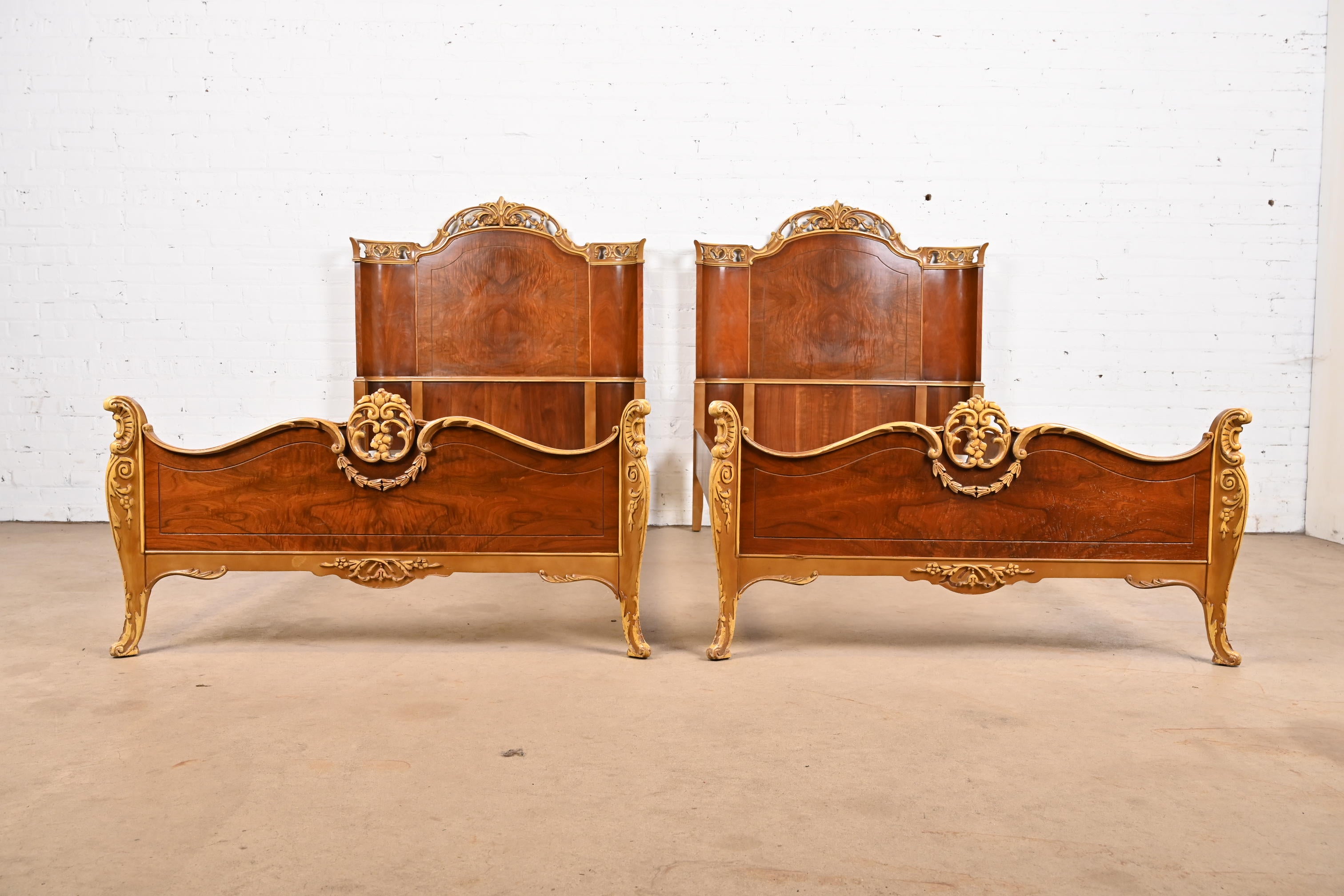 Antique French Provincial Louis XV Burled Walnut and Parcel Painted Twin Beds (Camas gemelas) Estadounidense