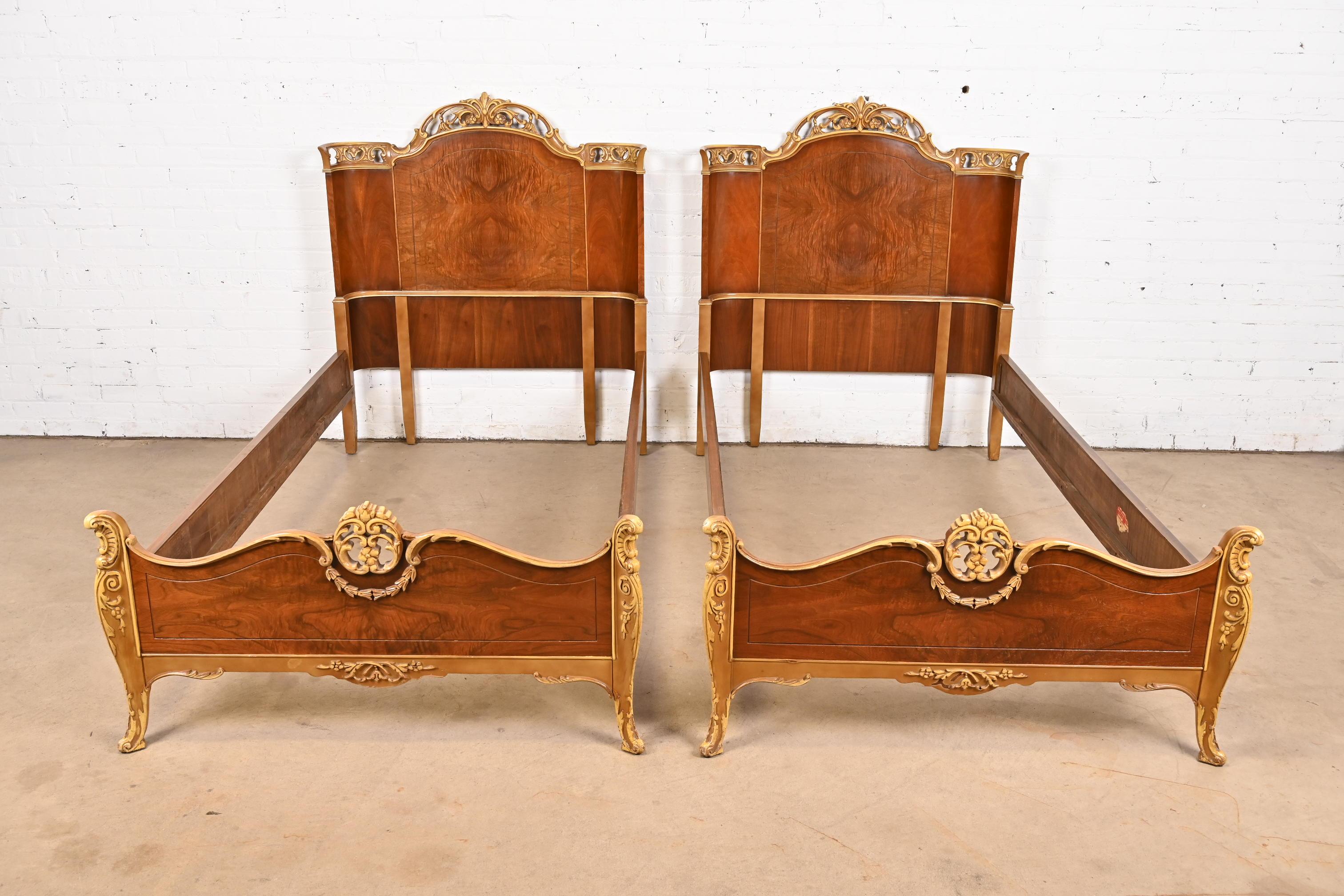 Antique French Provincial Louis XV Burled Walnut and Parcel Painted Twin Beds (Camas gemelas) en Bueno Estado en South Bend, IN