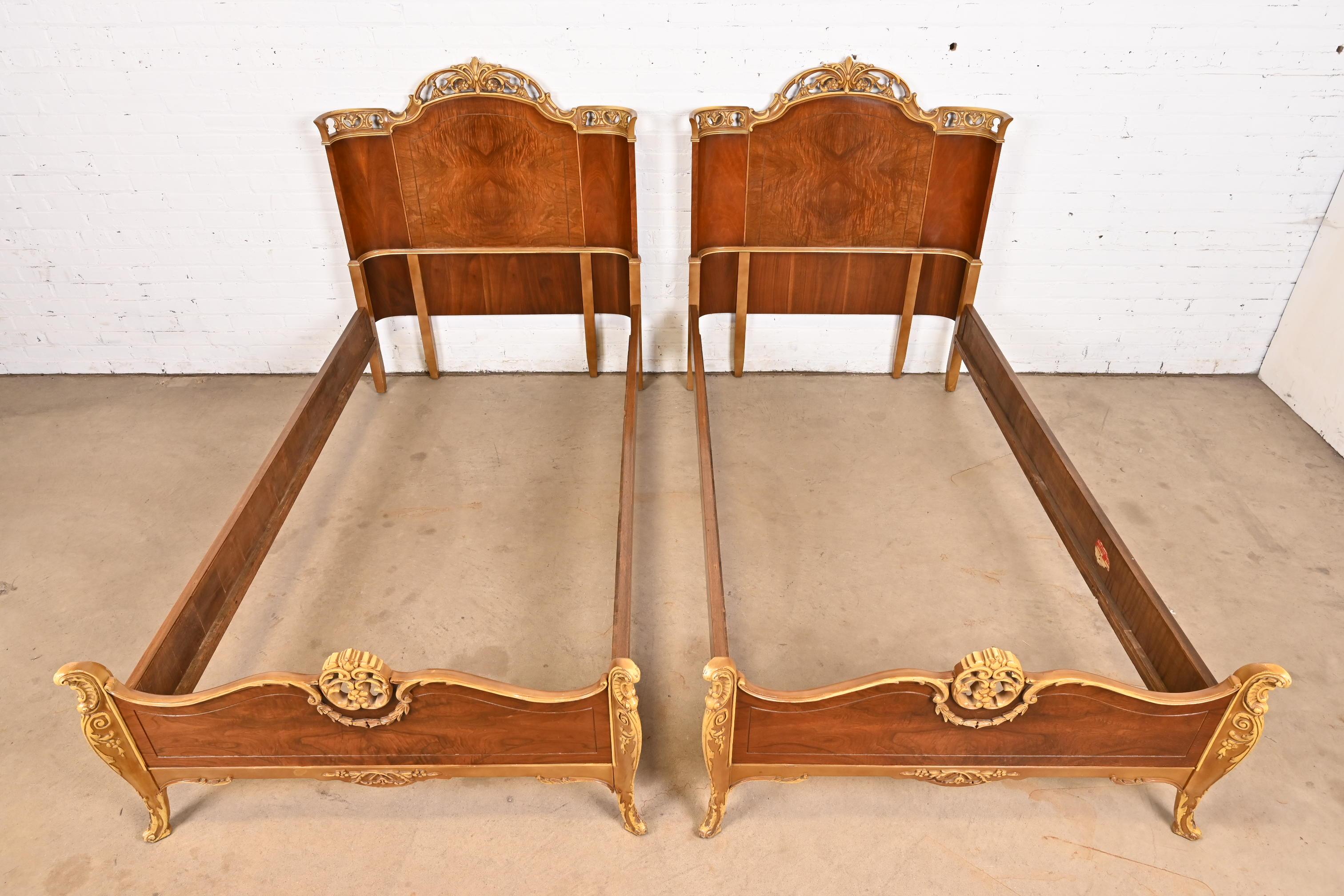 Antique French Provincial Louis XV Burled Walnut and Parcel Painted Twin Beds (Camas gemelas) principios del siglo XX