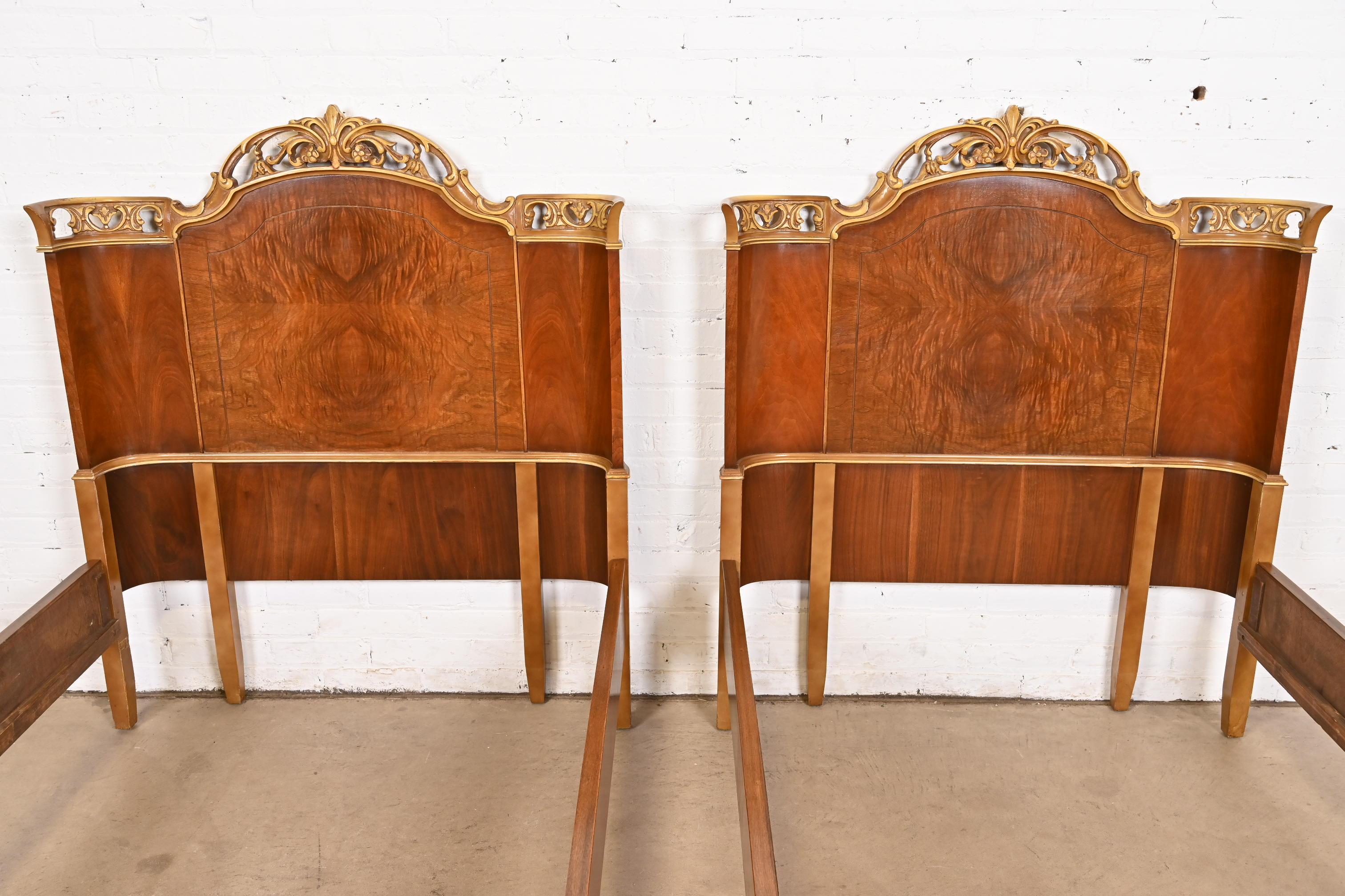 Antique French Provincial Louis XV Burled Walnut and Parcel Painted Twin Beds (Camas gemelas) Nogal