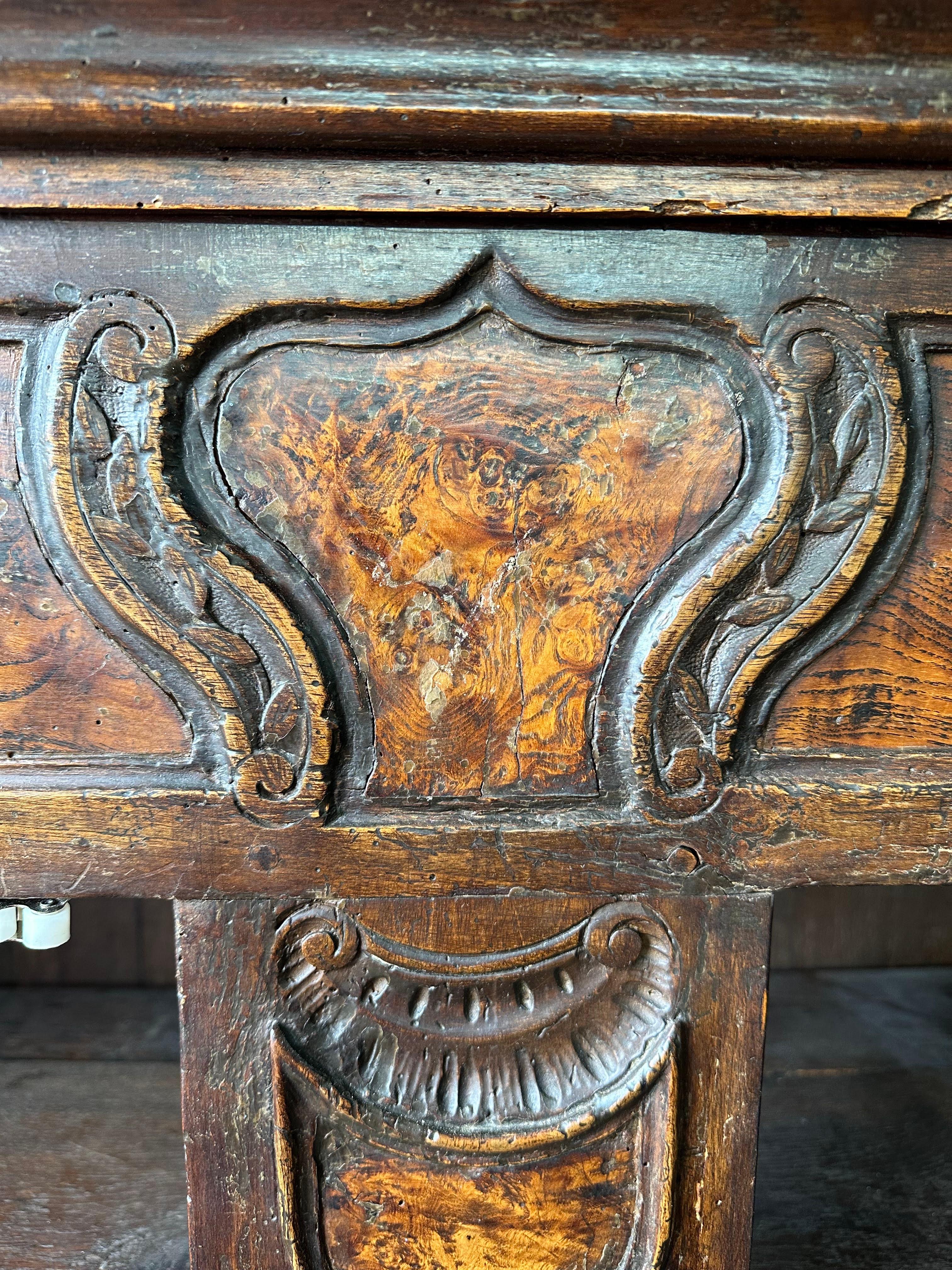 Antiker französischer Louis XV.-Schrank aus gemasertem Nussbaumholz im Louis-XV-Stil, Bücherregal im Angebot 1