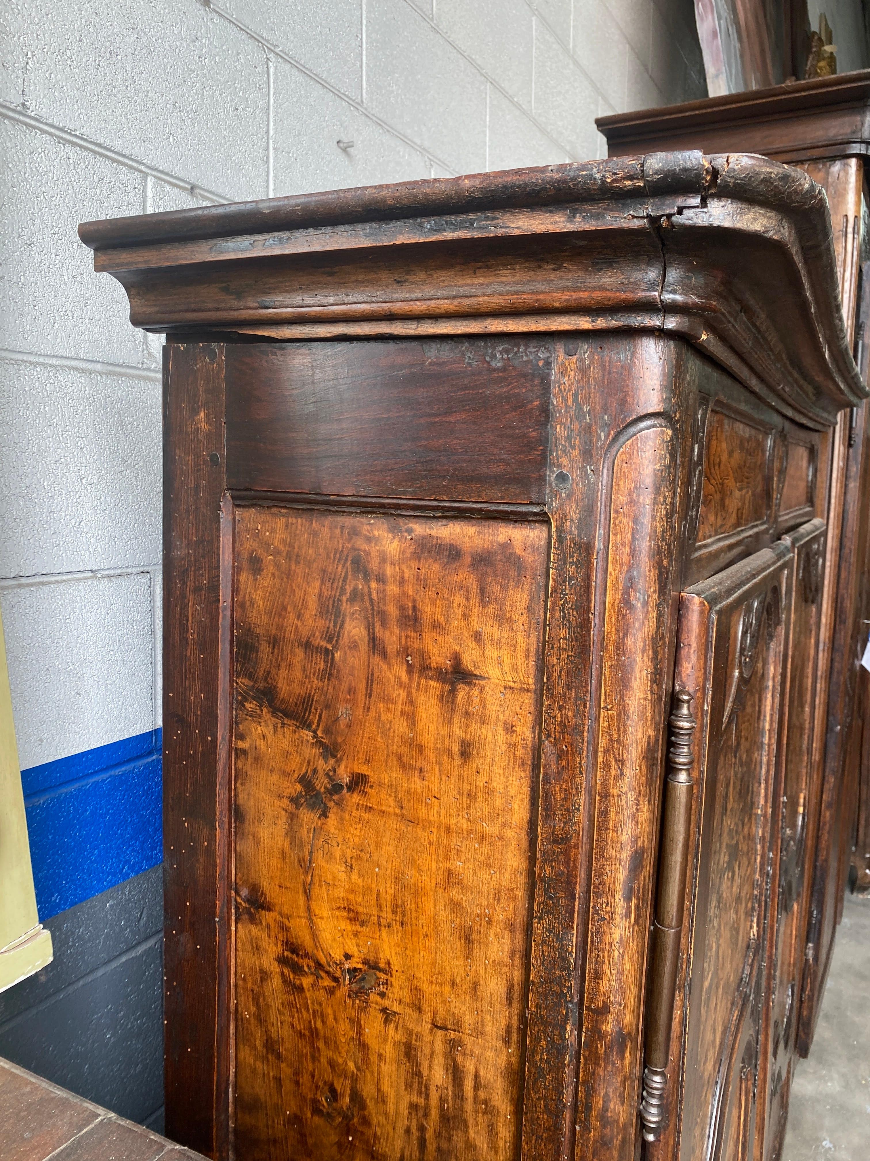 Antiker französischer Louis XV.-Schrank aus gemasertem Nussbaumholz im Louis-XV-Stil, Bücherregal im Angebot 2