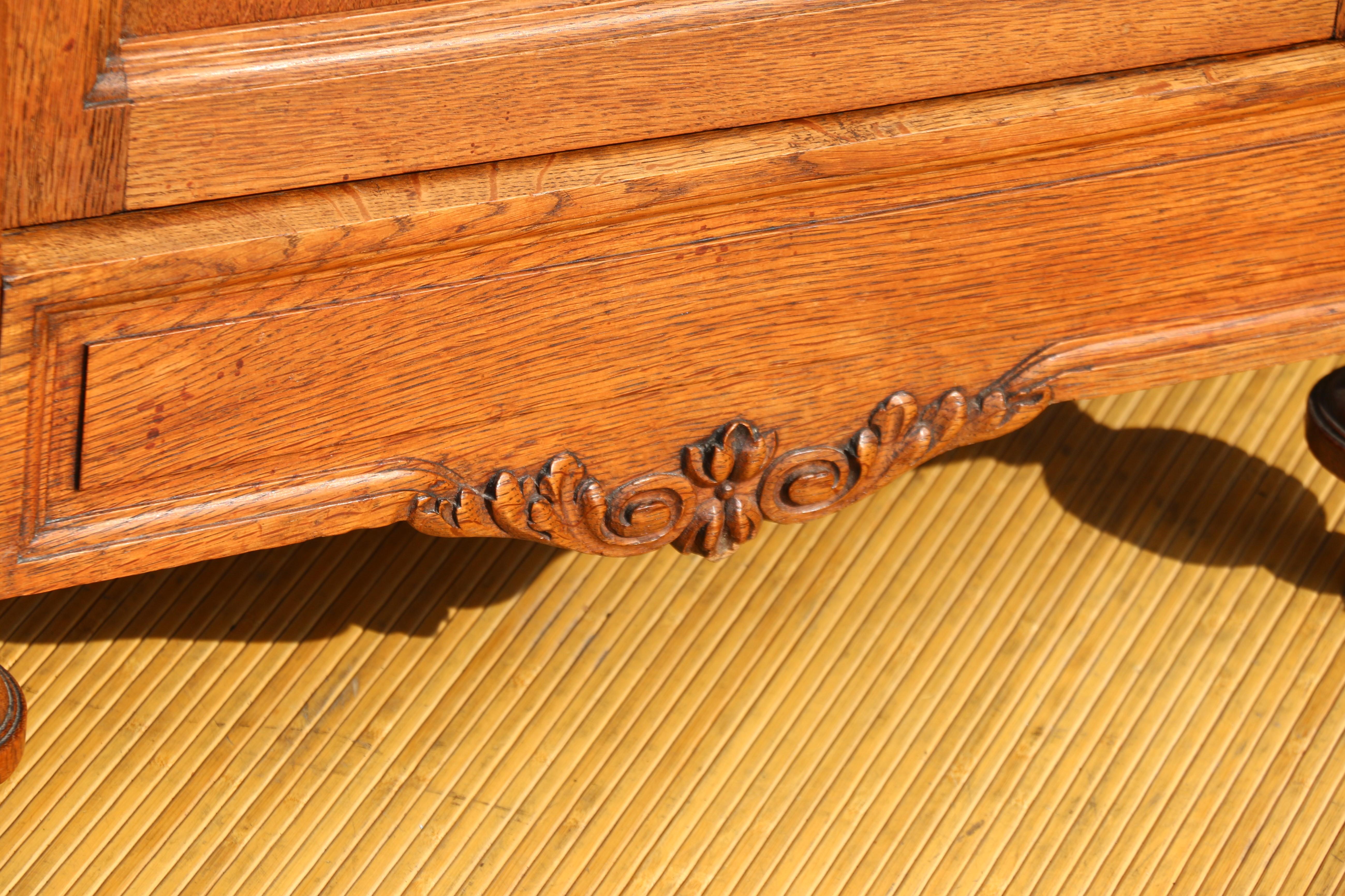 Antike Französisch Provincial Louis XV geschnitzt Eiche Marmorplatte Sideboard im Angebot 11