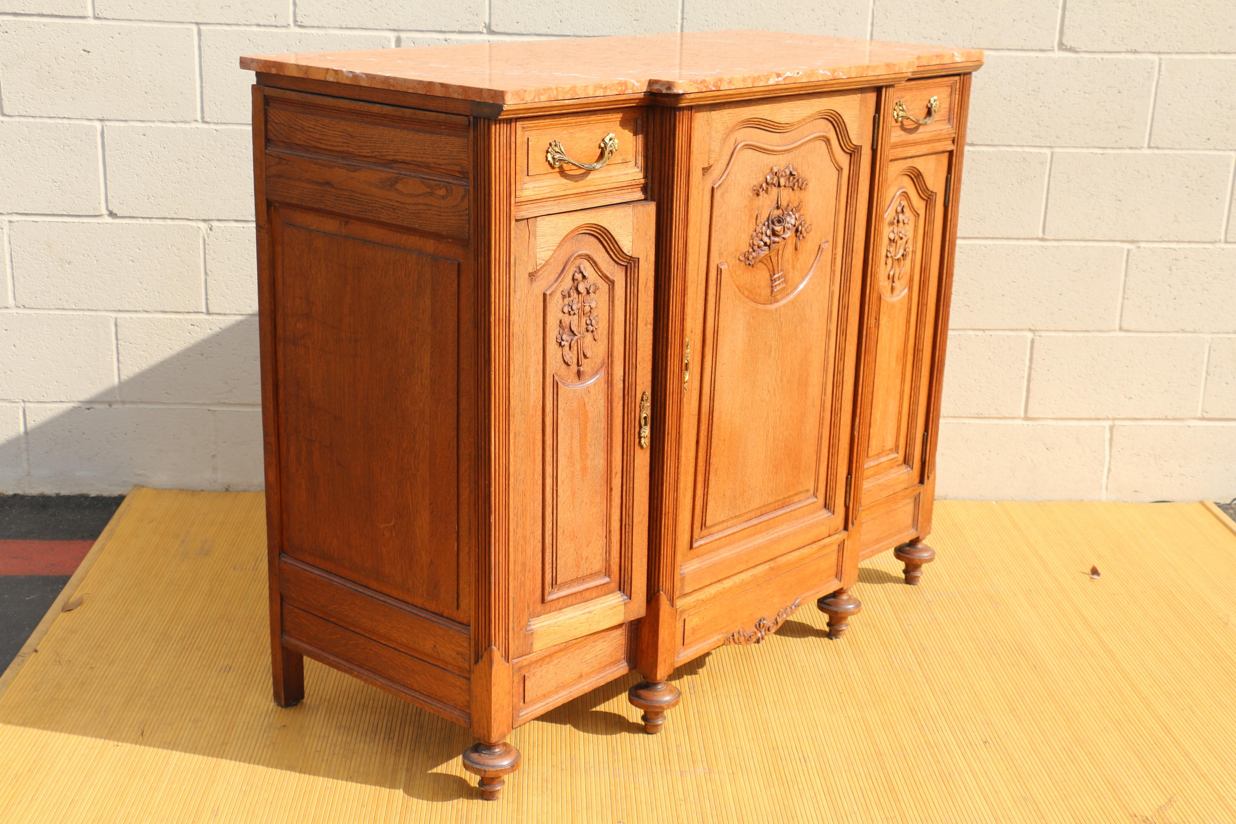 Antike Französisch Provincial Louis XV geschnitzt Eiche Marmorplatte Sideboard (Französische Provence) im Angebot