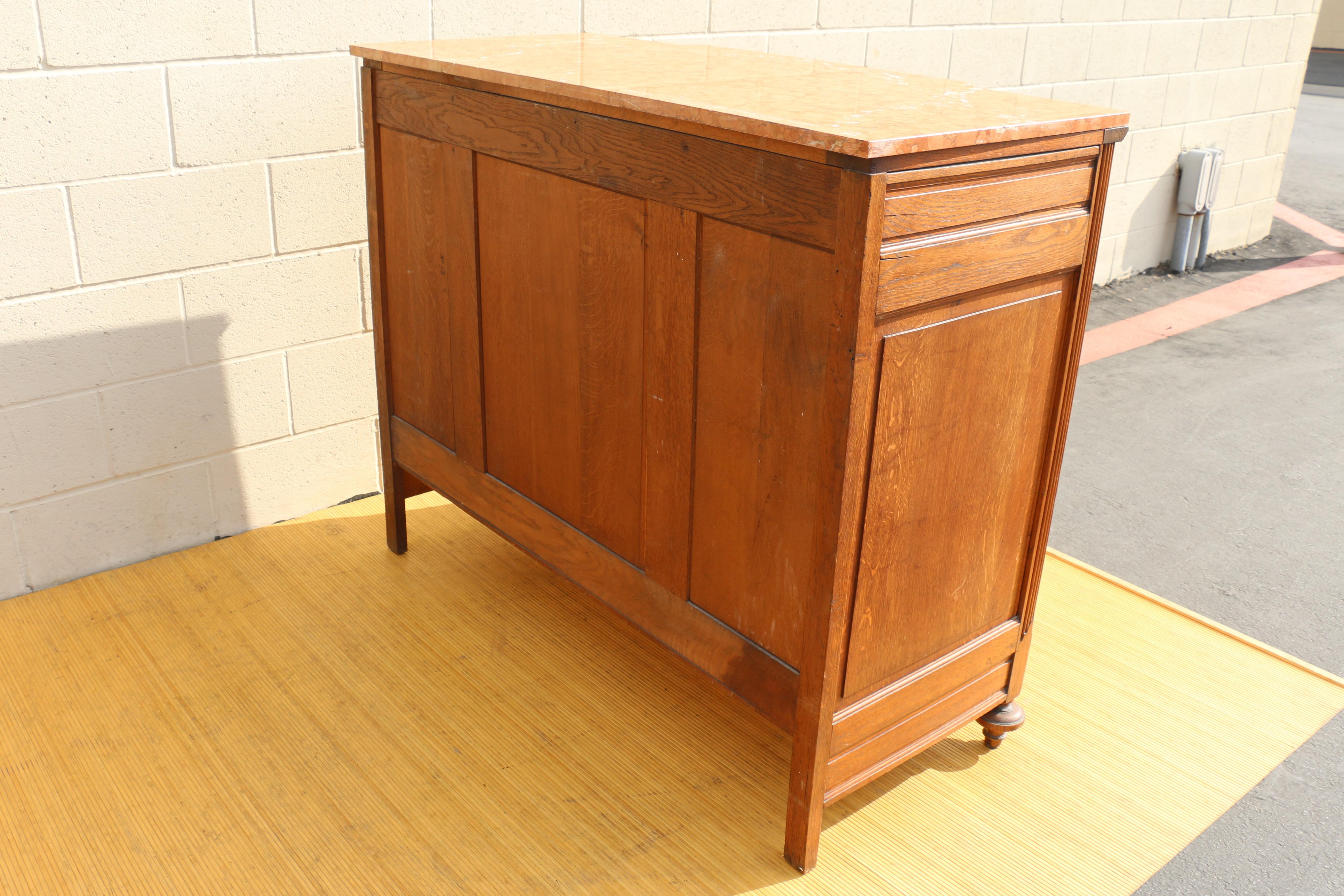 Antike Französisch Provincial Louis XV geschnitzt Eiche Marmorplatte Sideboard (Frühes 20. Jahrhundert) im Angebot