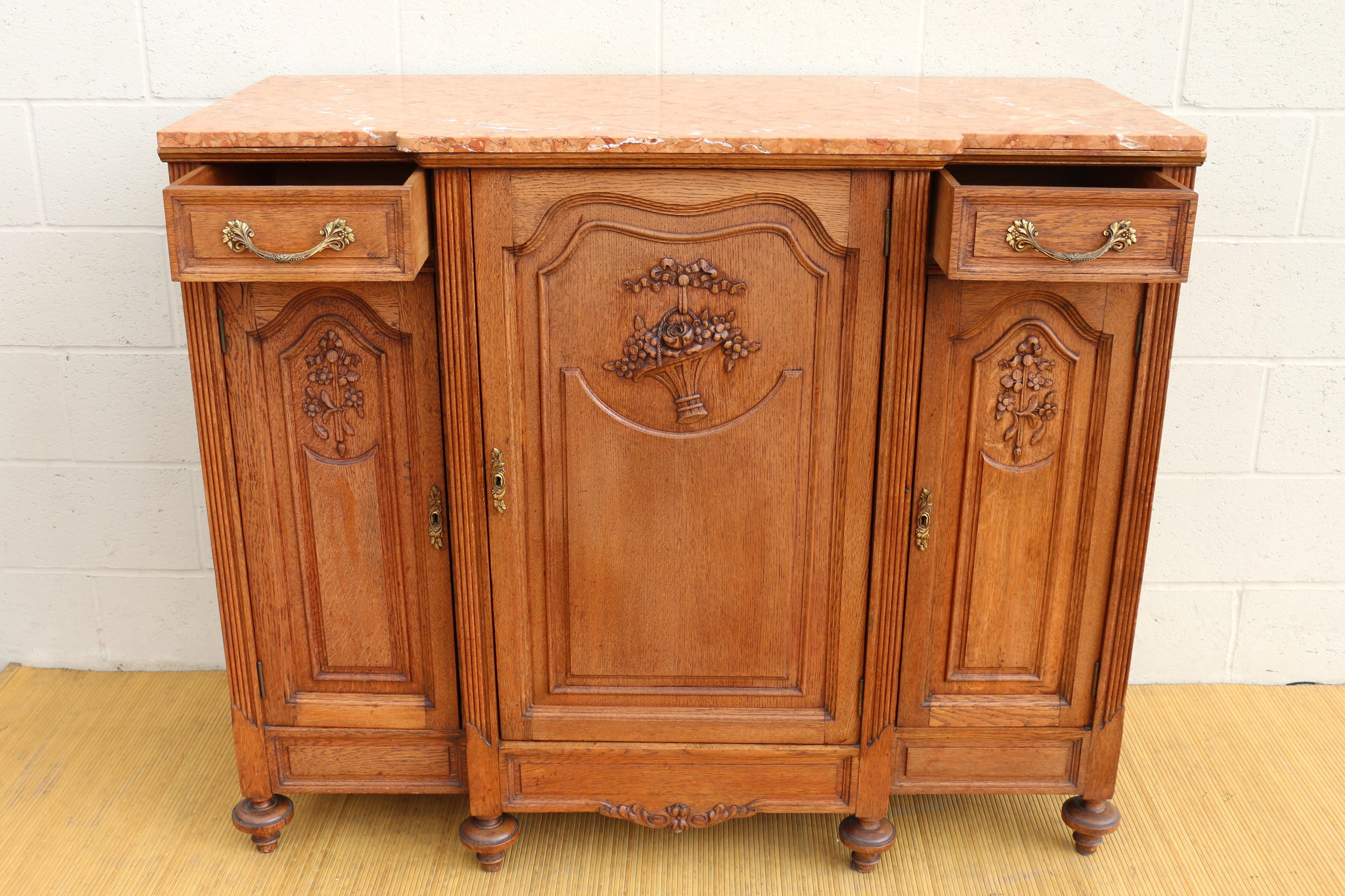 Antike Französisch Provincial Louis XV geschnitzt Eiche Marmorplatte Sideboard (Messing) im Angebot