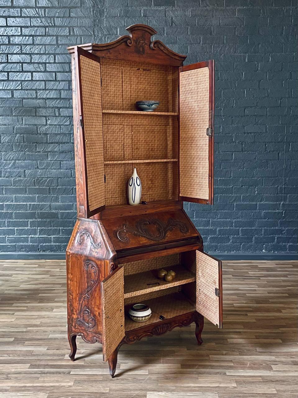 Antiguo mueble secreter francés Luis XV, tallado, con puertas de espejo Provincial francés en venta