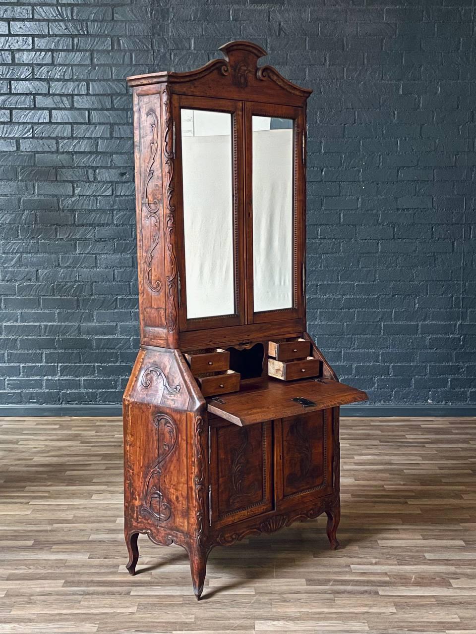 Antiguo mueble secreter francés Luis XV, tallado, con puertas de espejo Francés en venta