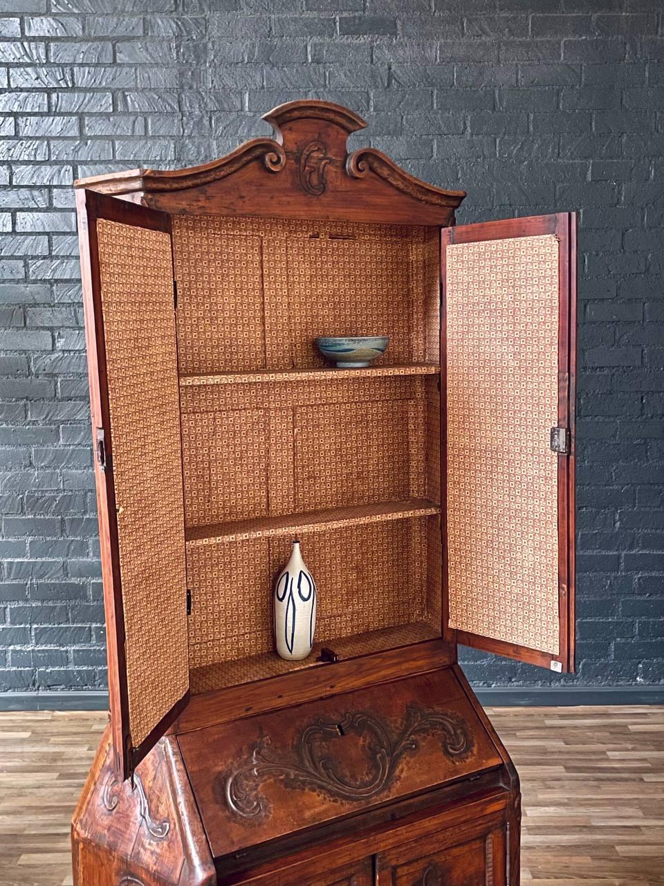 Antiguo mueble secreter francés Luis XV, tallado, con puertas de espejo Fines del siglo XIX en venta