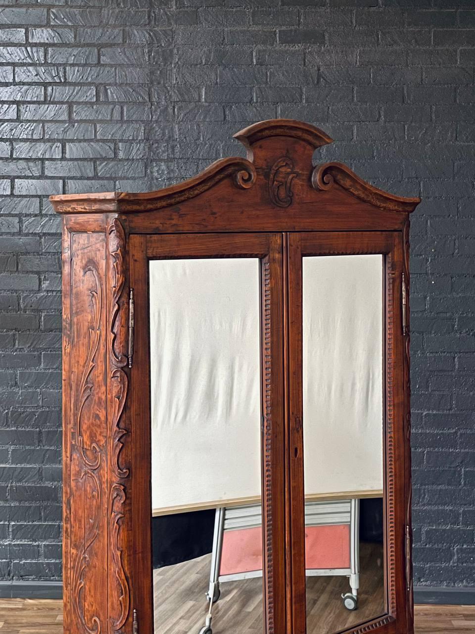 Antiguo mueble secreter francés Luis XV, tallado, con puertas de espejo Vidrio en venta