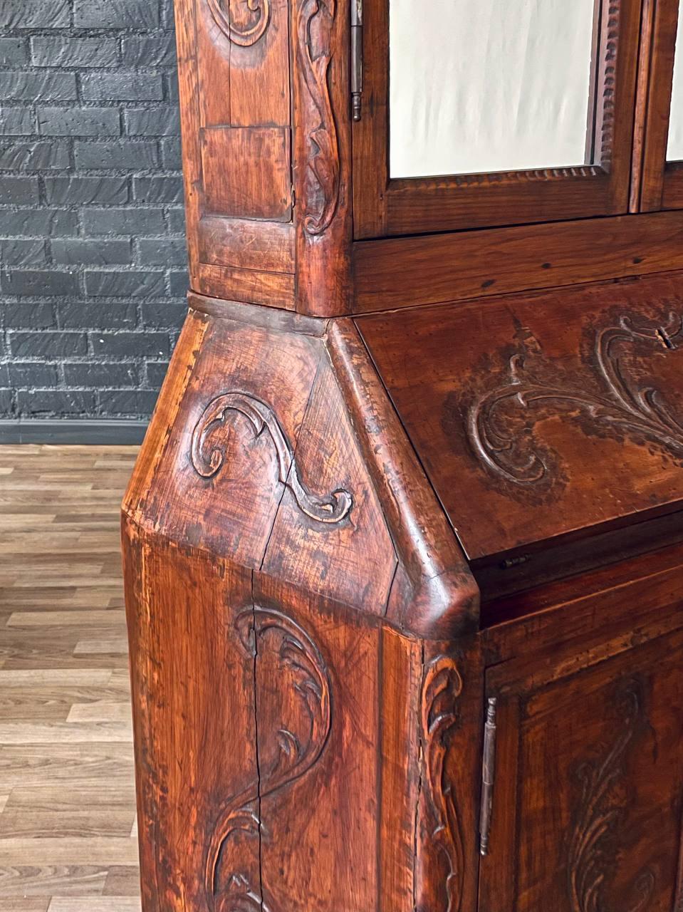 Antiguo mueble secreter francés Luis XV, tallado, con puertas de espejo en venta 1