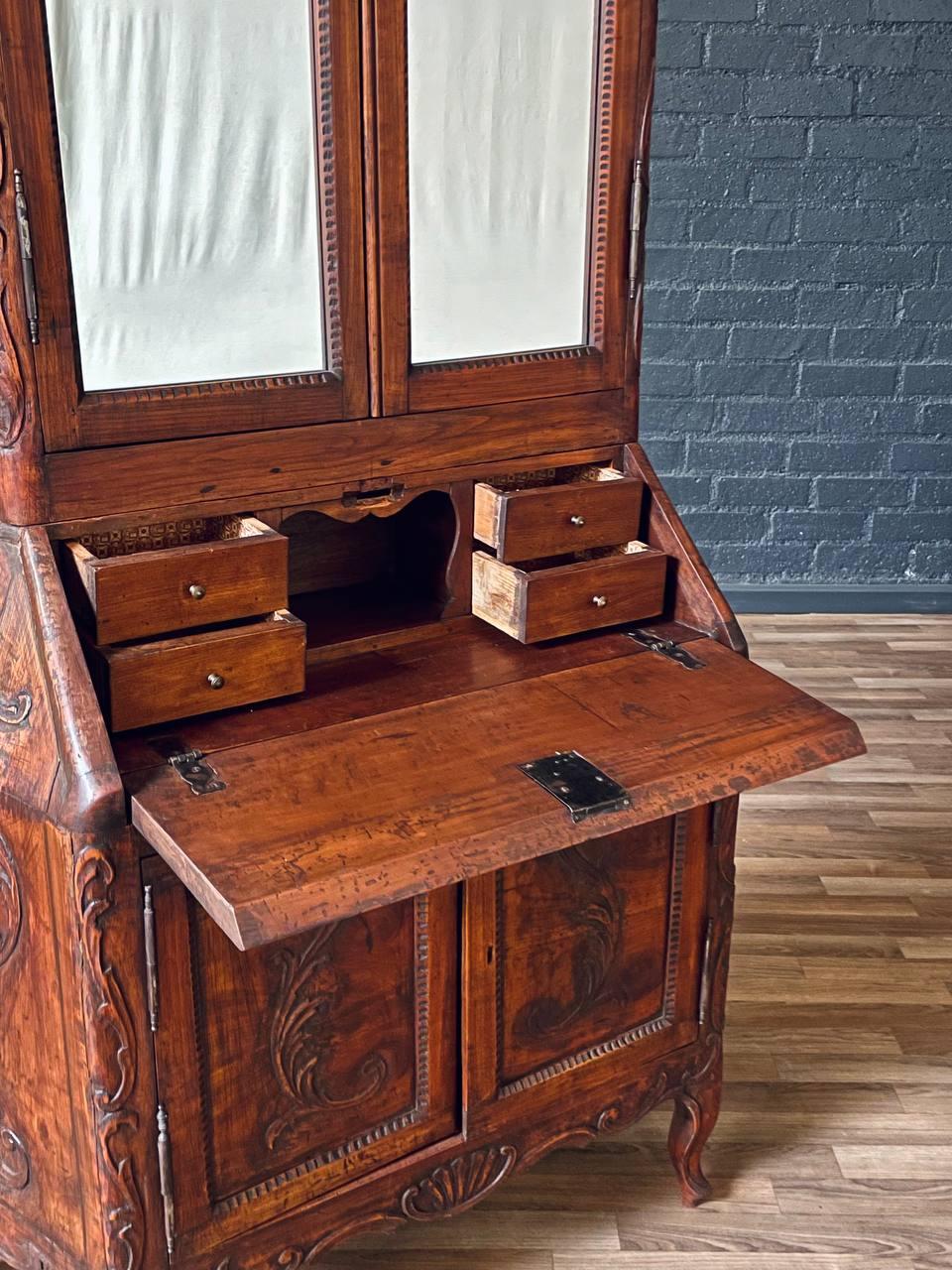 Antiguo mueble secreter francés Luis XV, tallado, con puertas de espejo en venta 2