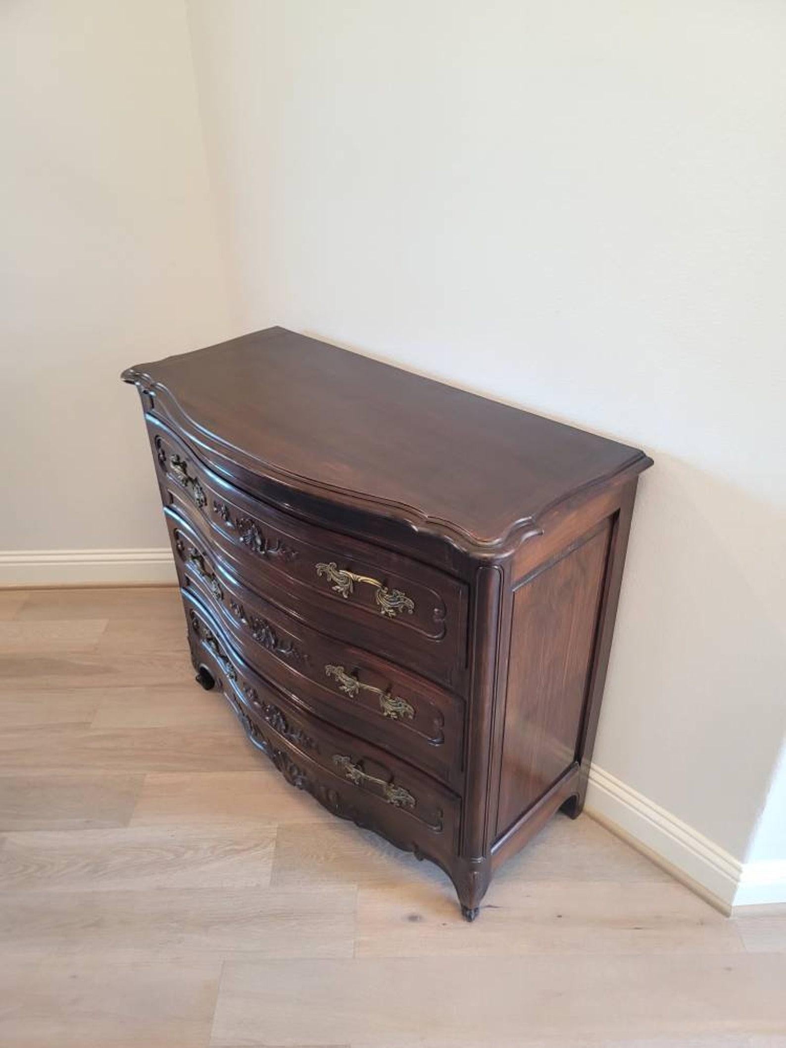 20ième siècle Ancienne commode provinciale française Louis XV sculptée en serpentinite en vente