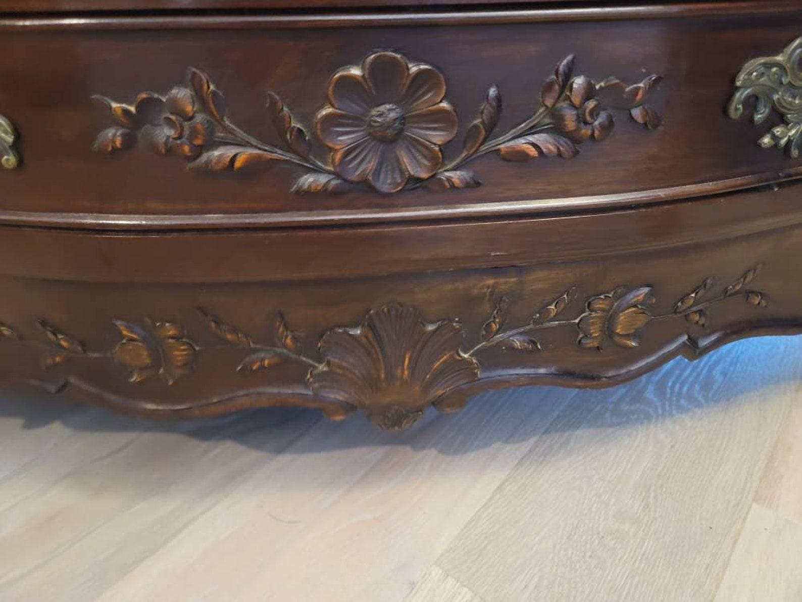 Antique French Provincial Louis XV Carved Serpentine Commode For Sale 1