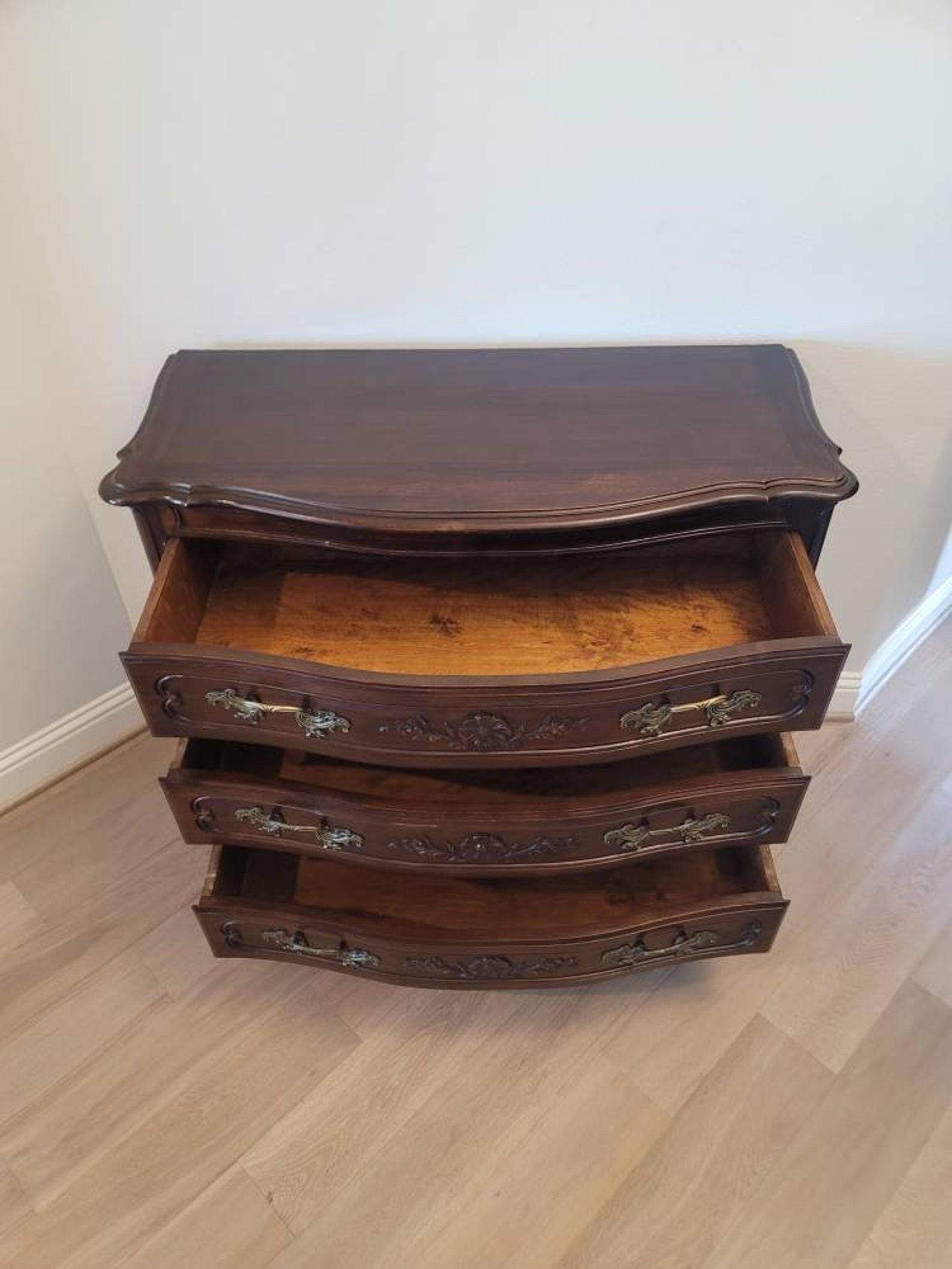 Ancienne commode provinciale française Louis XV sculptée en serpentinite en vente 3