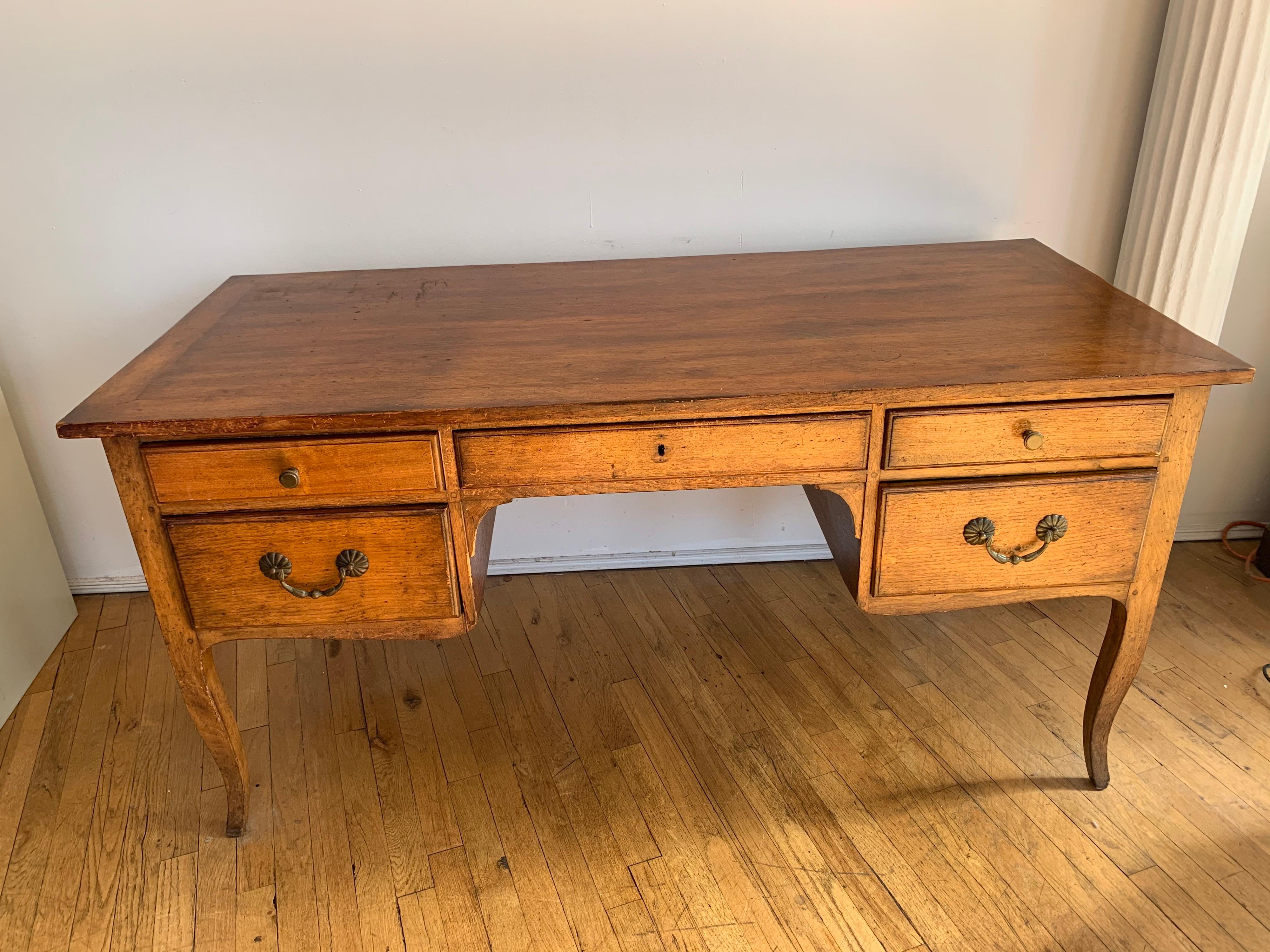 Antique French Provincial Louis V style desk.
A great looking desk with great scale. Three smaller drawers across and two drawers on either side of kneehole. Sitting on cabriole legs.
Missing key to center drawer and escutcheon; all other hardware