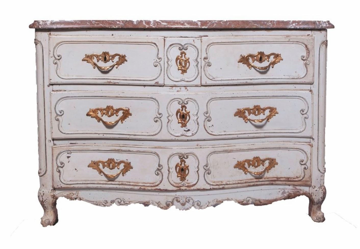 Une superbe commode à tiroirs de style provincial français, peinte en crème, avec une patine d'origine magnifiquement vieillie et une provenance intéressante ! 

Exquisément fabriqué à la main en France à la fin du XVIIIe siècle / début du XIXe