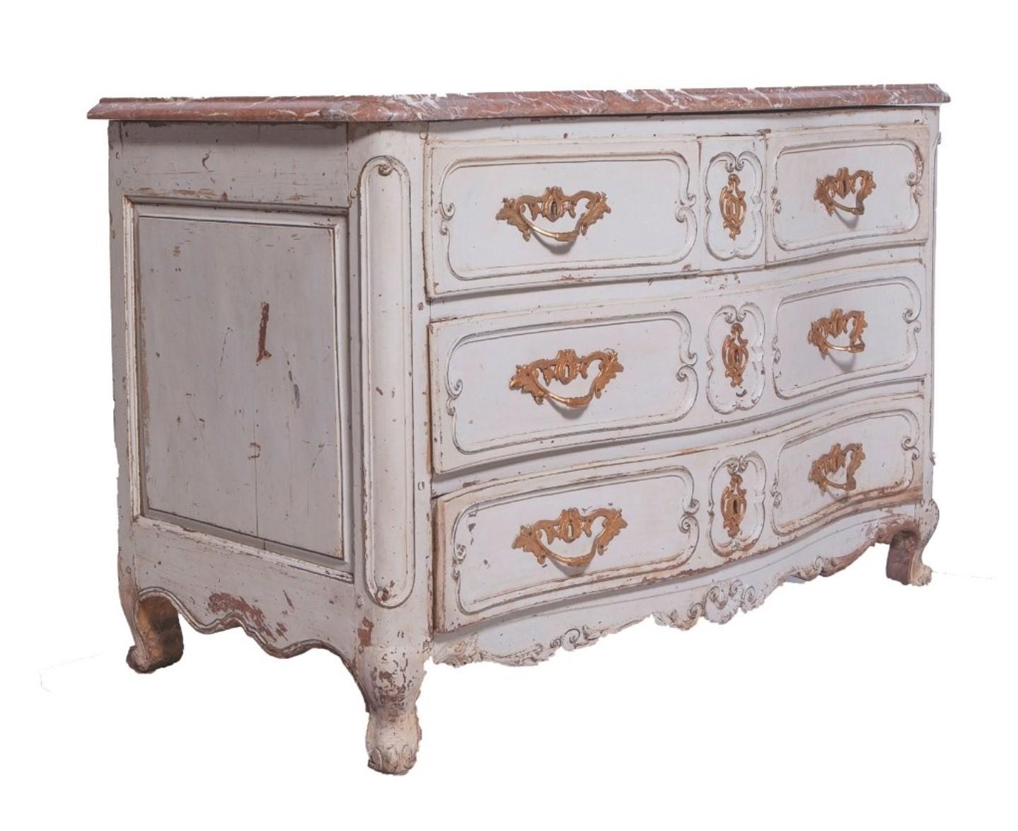 Sculpté à la main Ancienne commode provinciale française peinte de style Louis XV en vente