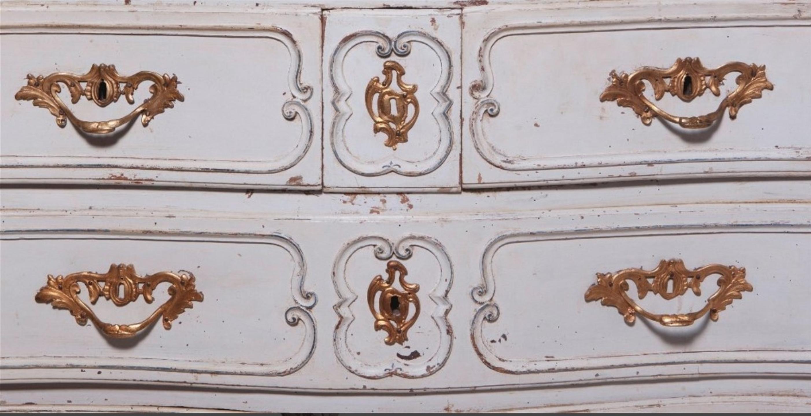 XVIIIe siècle Ancienne commode provinciale française peinte de style Louis XV en vente