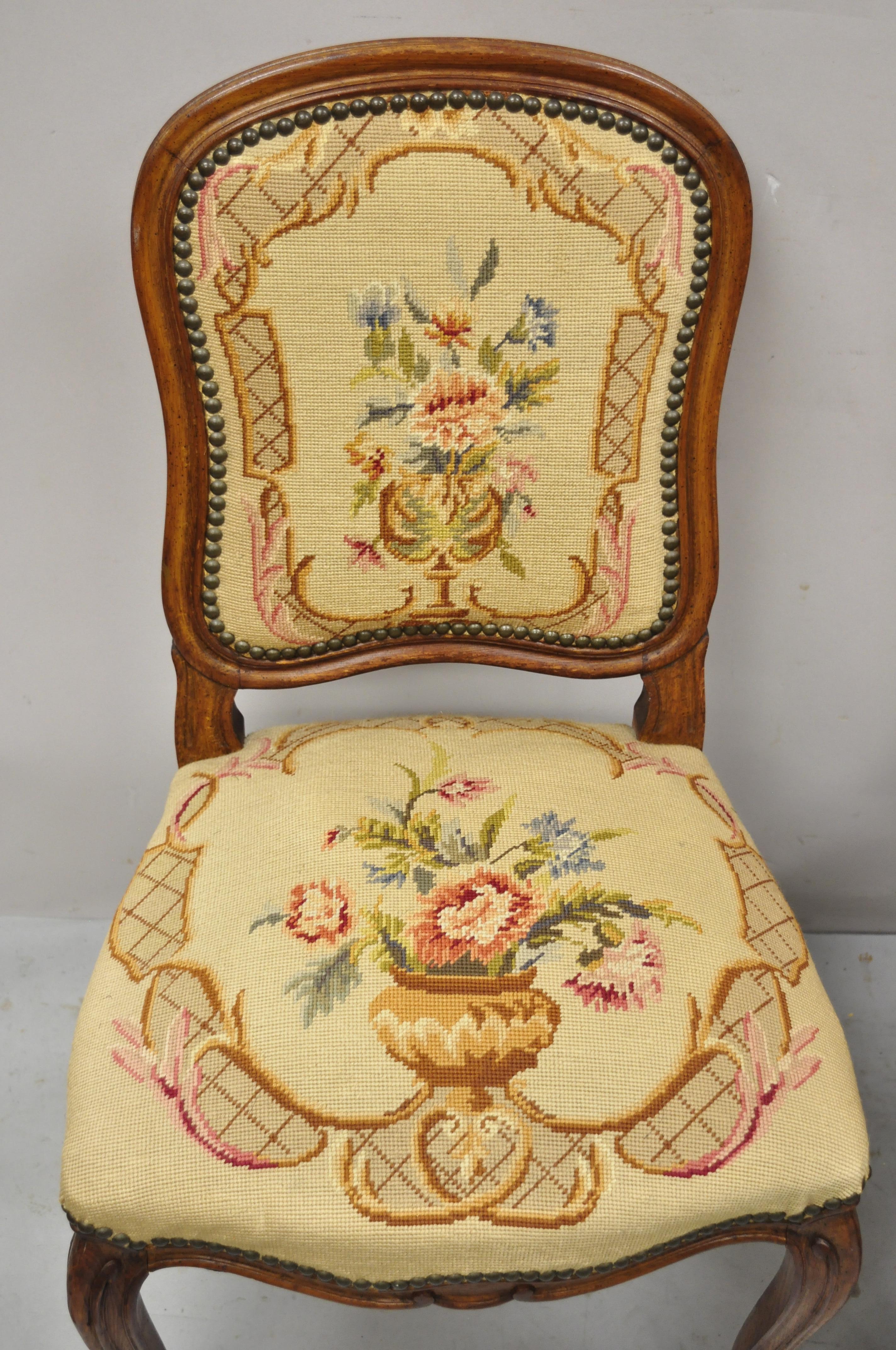 Provincial français Paire de chaises d'appoint provinciales françaises anciennes Louis XV en noyer à motifs floraux à l'aiguille en vente