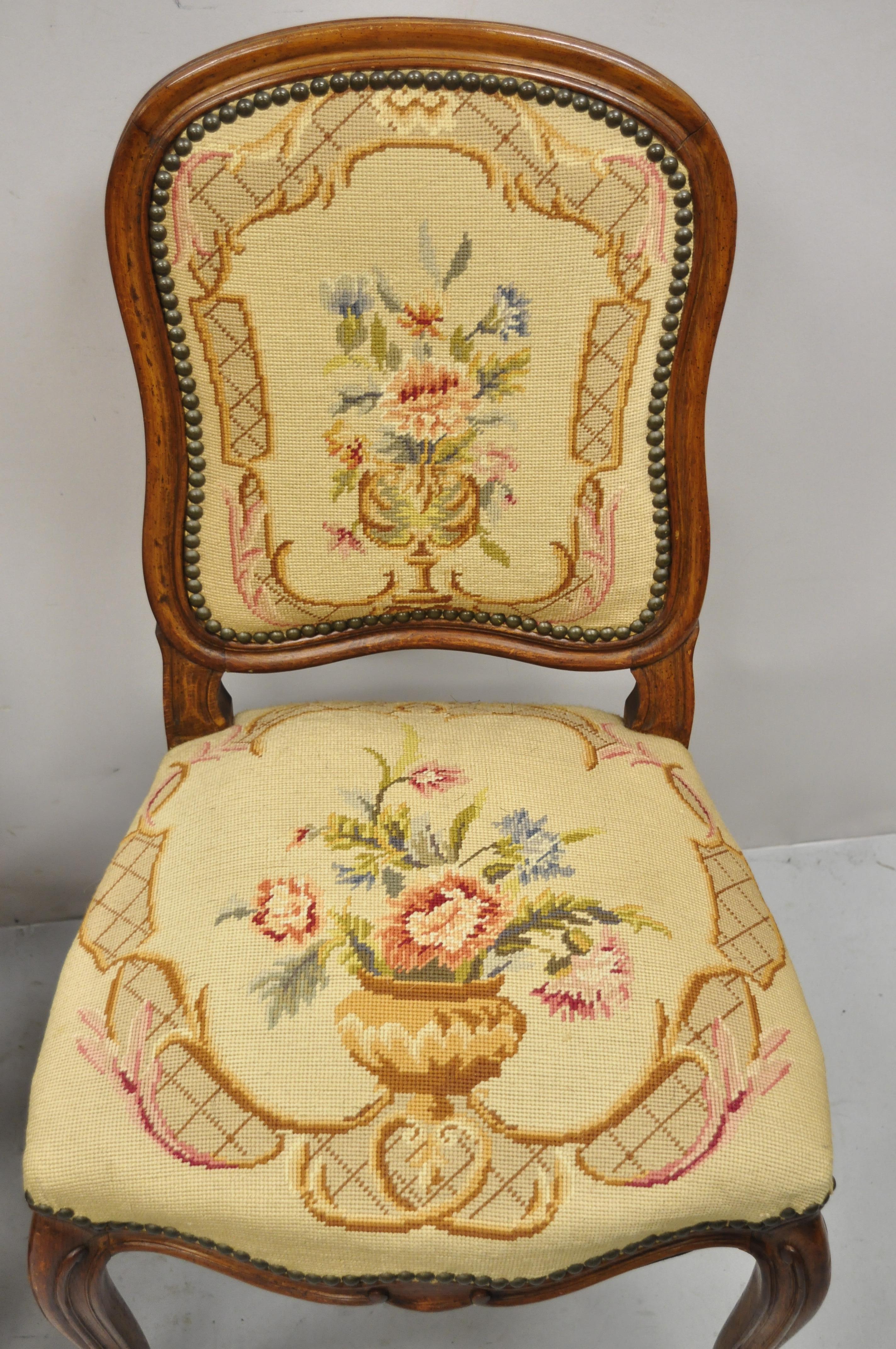 Français Paire de chaises d'appoint provinciales françaises anciennes Louis XV en noyer à motifs floraux à l'aiguille en vente