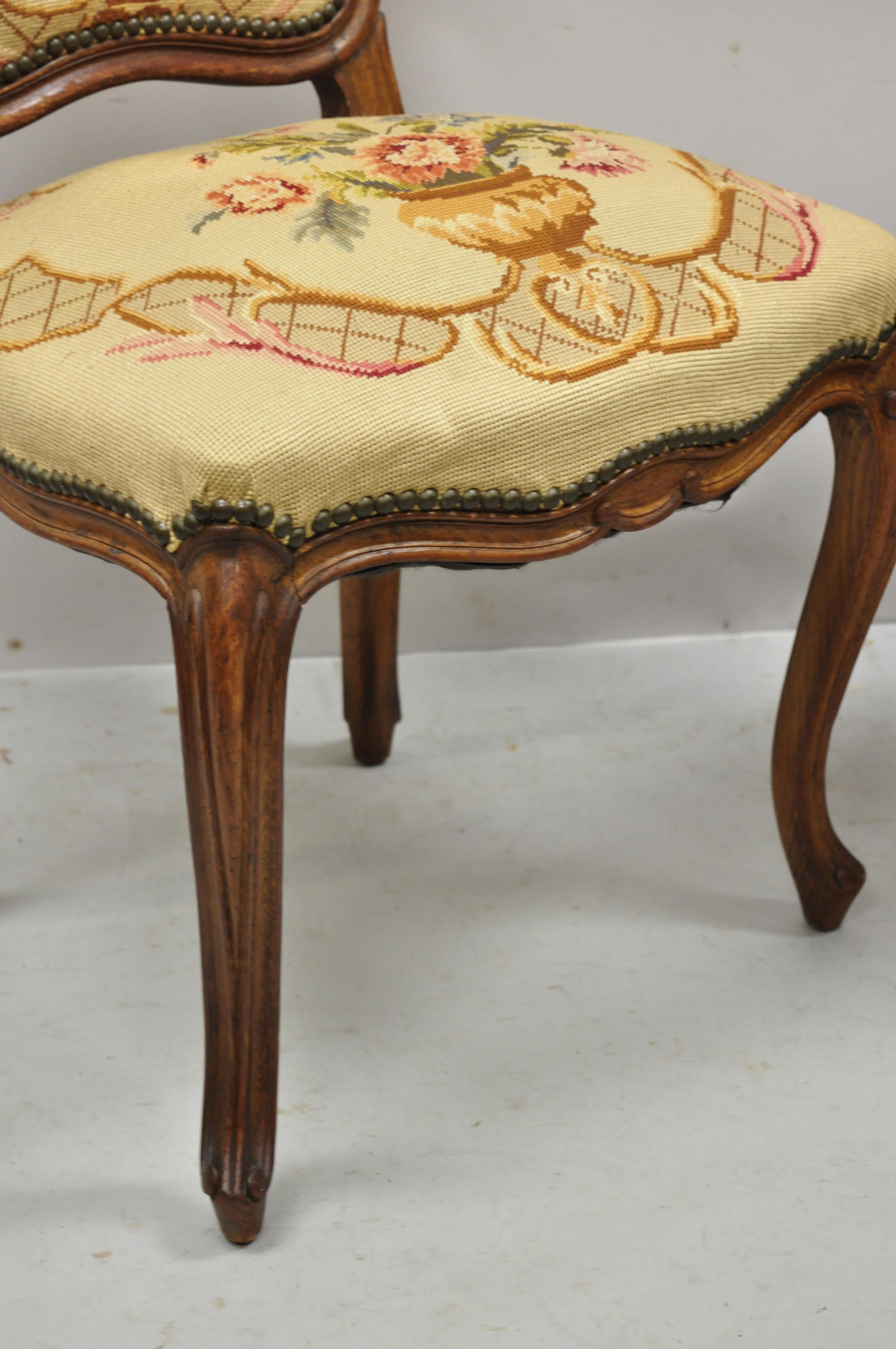 Tapisserie à l'aiguille Paire de chaises d'appoint provinciales françaises anciennes Louis XV en noyer à motifs floraux à l'aiguille en vente