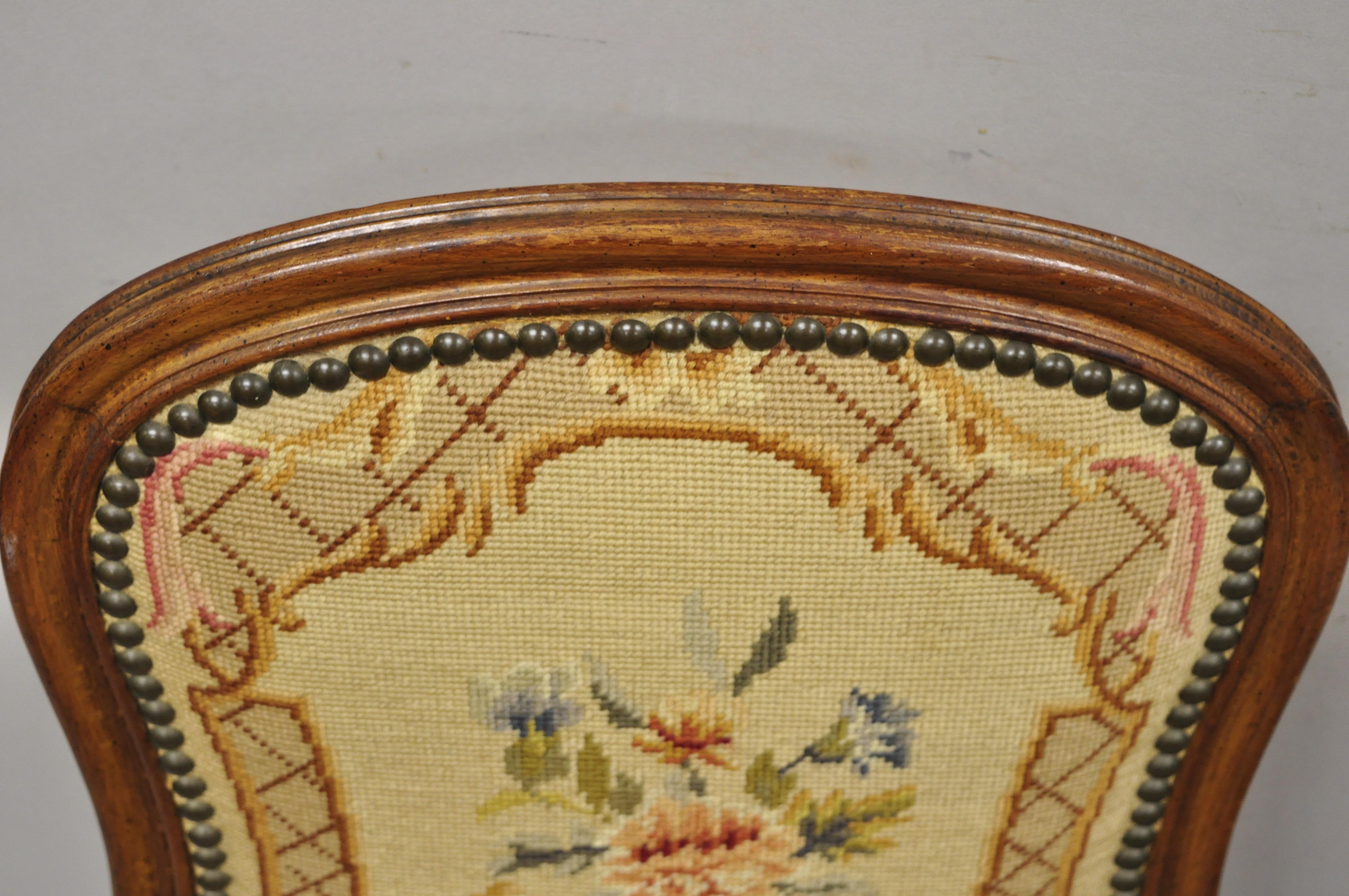 20ième siècle Paire de chaises d'appoint provinciales françaises anciennes Louis XV en noyer à motifs floraux à l'aiguille en vente