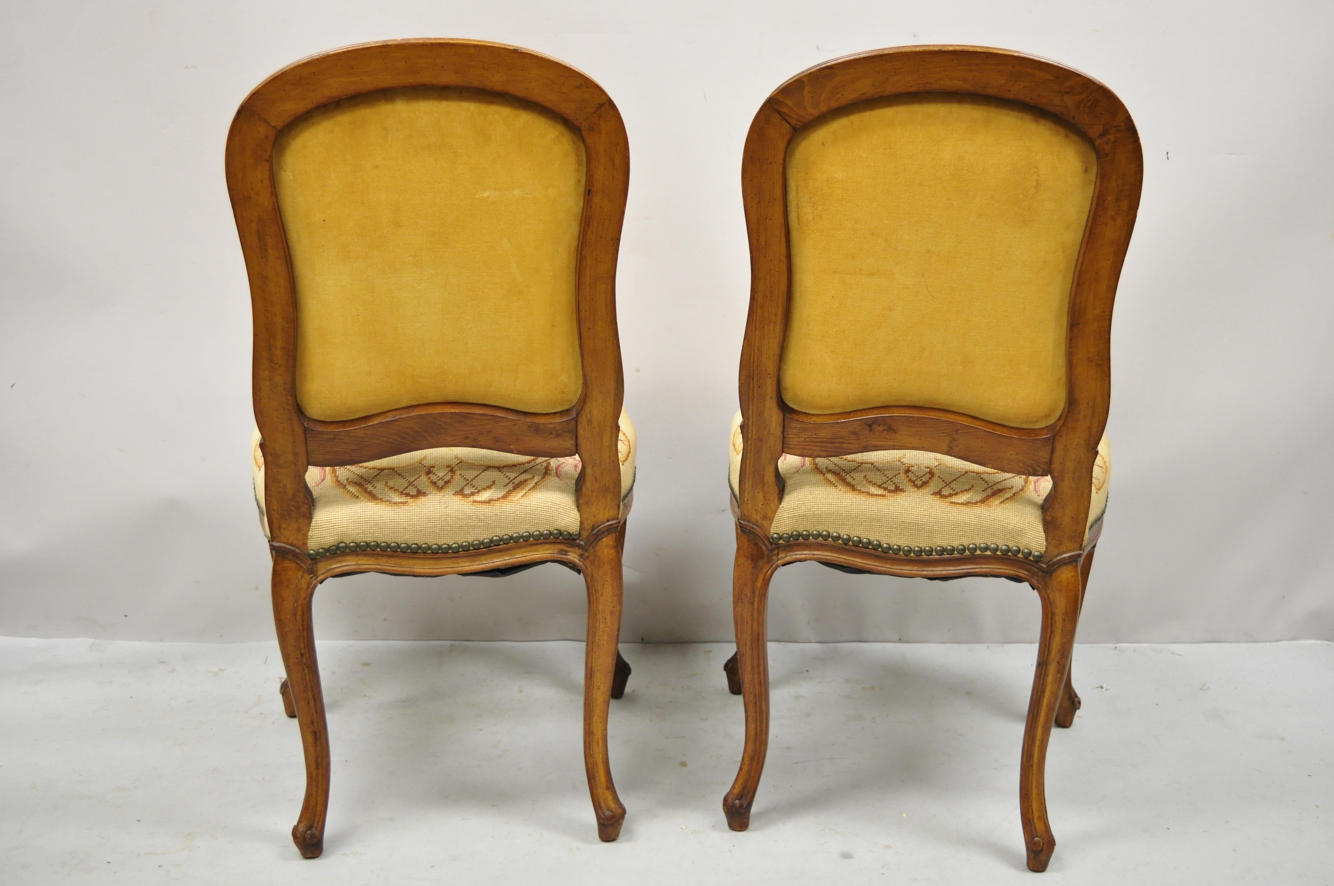 Paire de chaises d'appoint provinciales françaises anciennes Louis XV en noyer à motifs floraux à l'aiguille en vente 1
