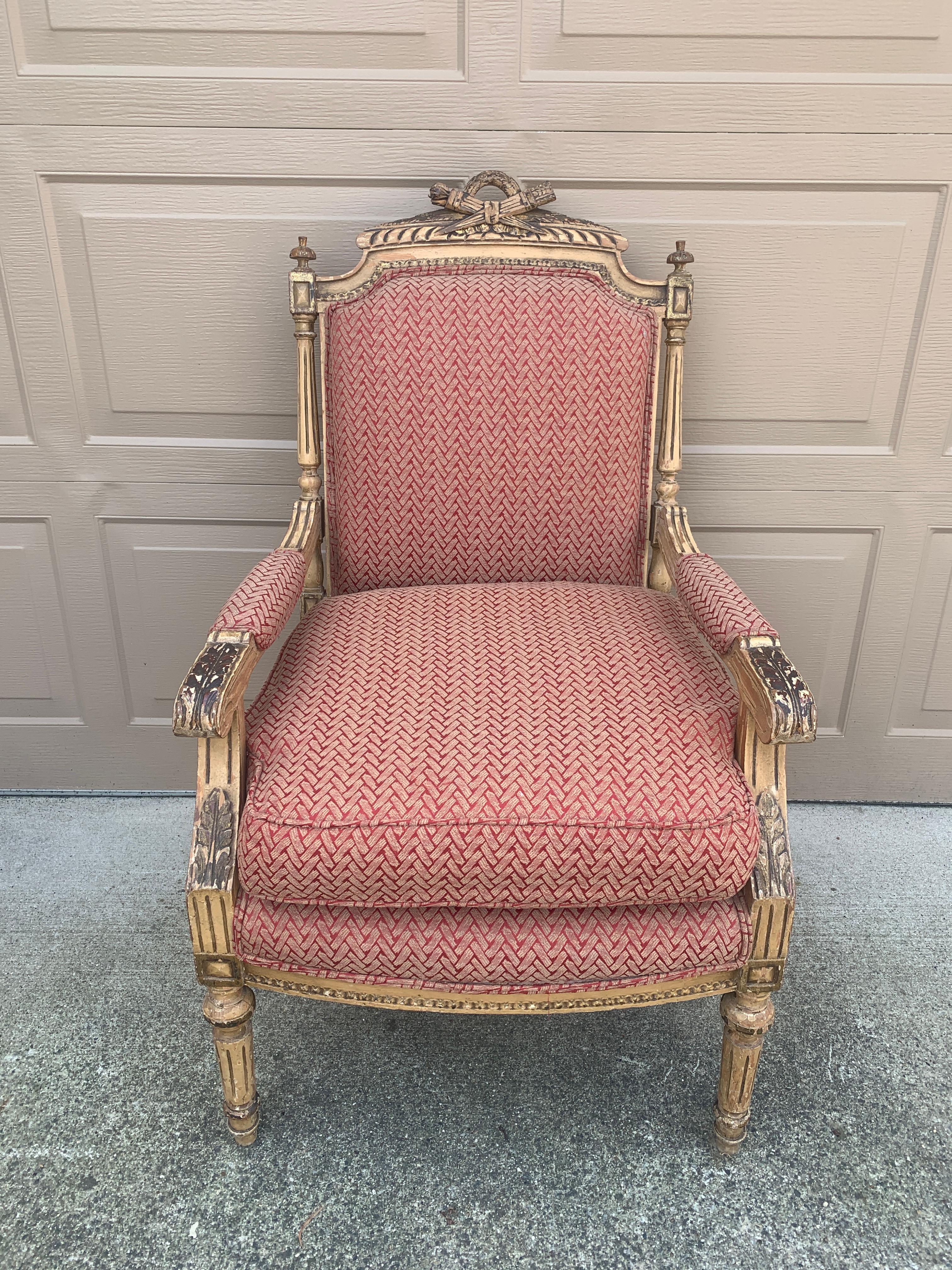 Una splendida poltrona in stile Luigi XVI

Francia, inizio del XX secolo

Struttura in legno intagliato verniciato crema e dorato, con imbottitura a motivi 