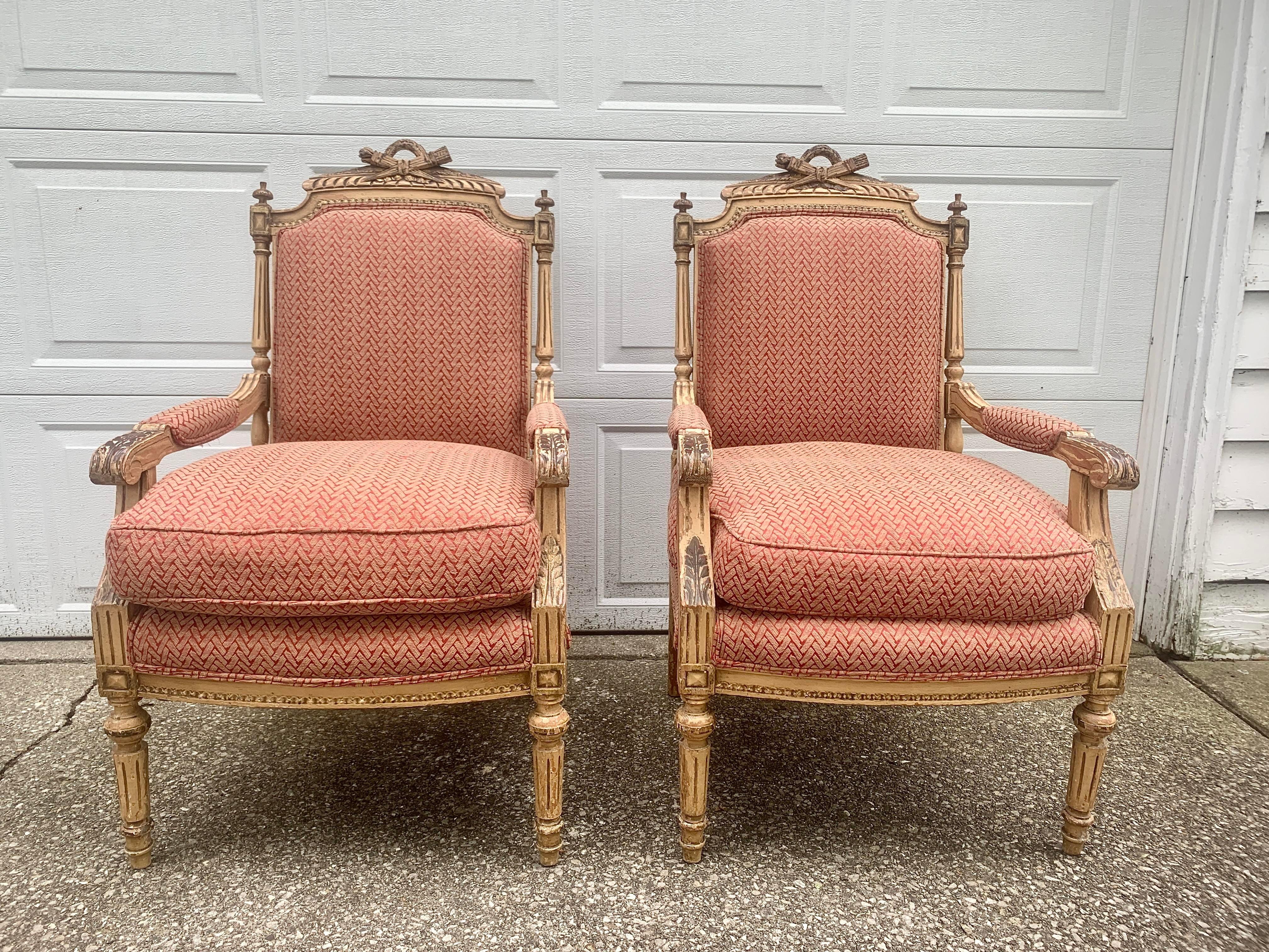 Ein atemberaubendes Paar Sessel im Louis-XVI-Stil 

Etwa Anfang des 20. Jahrhunderts

Gestell aus geschnitztem Holz, cremefarben lackiert und vergoldet, mit rosa und goldenen 