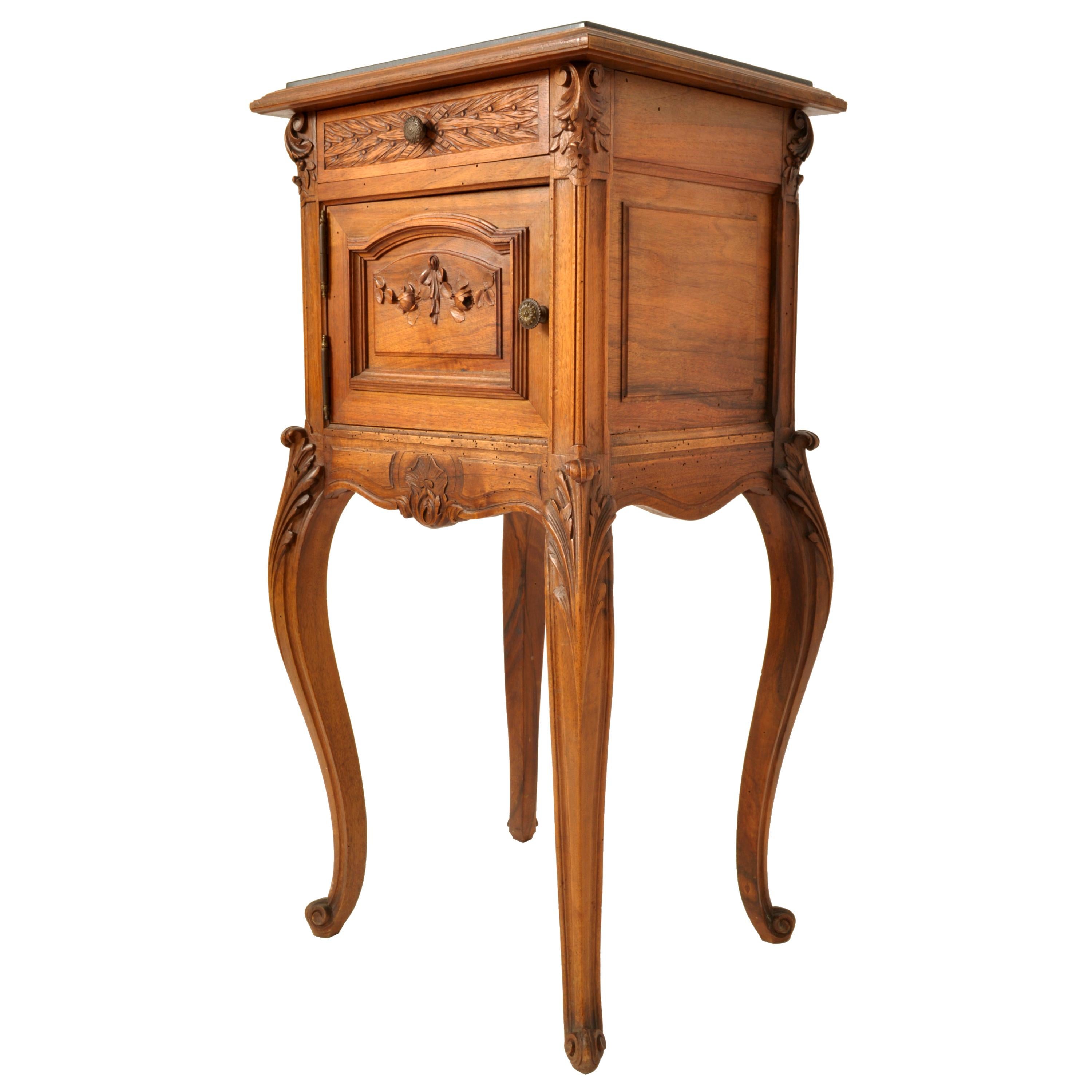 A good antique French Louis XVI Provincial carved walnut and marble top night stand, circa 1880.
The stand having a black marble inset top, below is a single drawer with a carved front and carved acanthus leaf brackets to each side, the stand