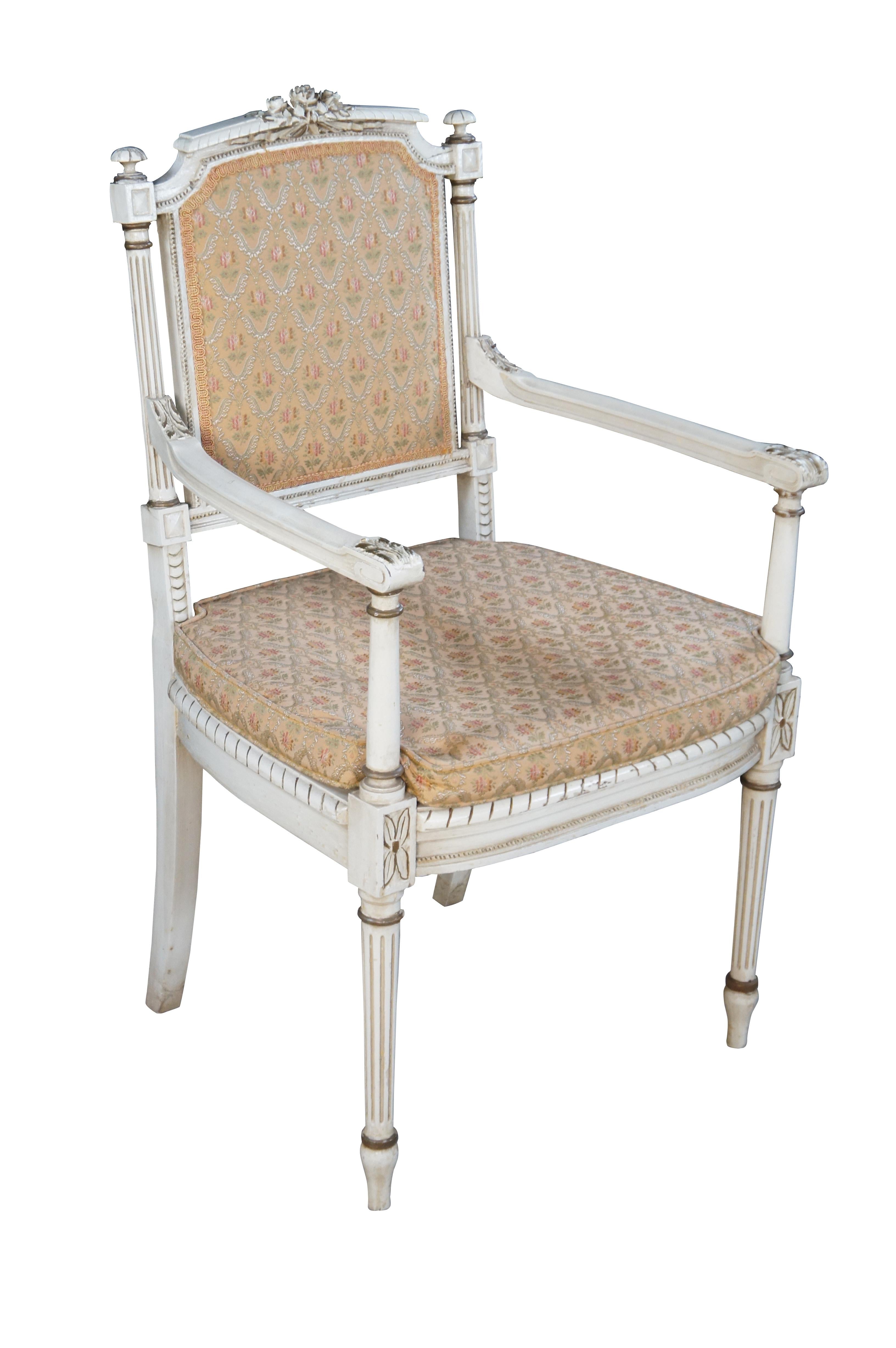 Antiguo sillón provincial francés de estilo Luis XVI / neoclásico con acanaladuras talladas, flores, cintas y acantos.

Dimensiones:
22
