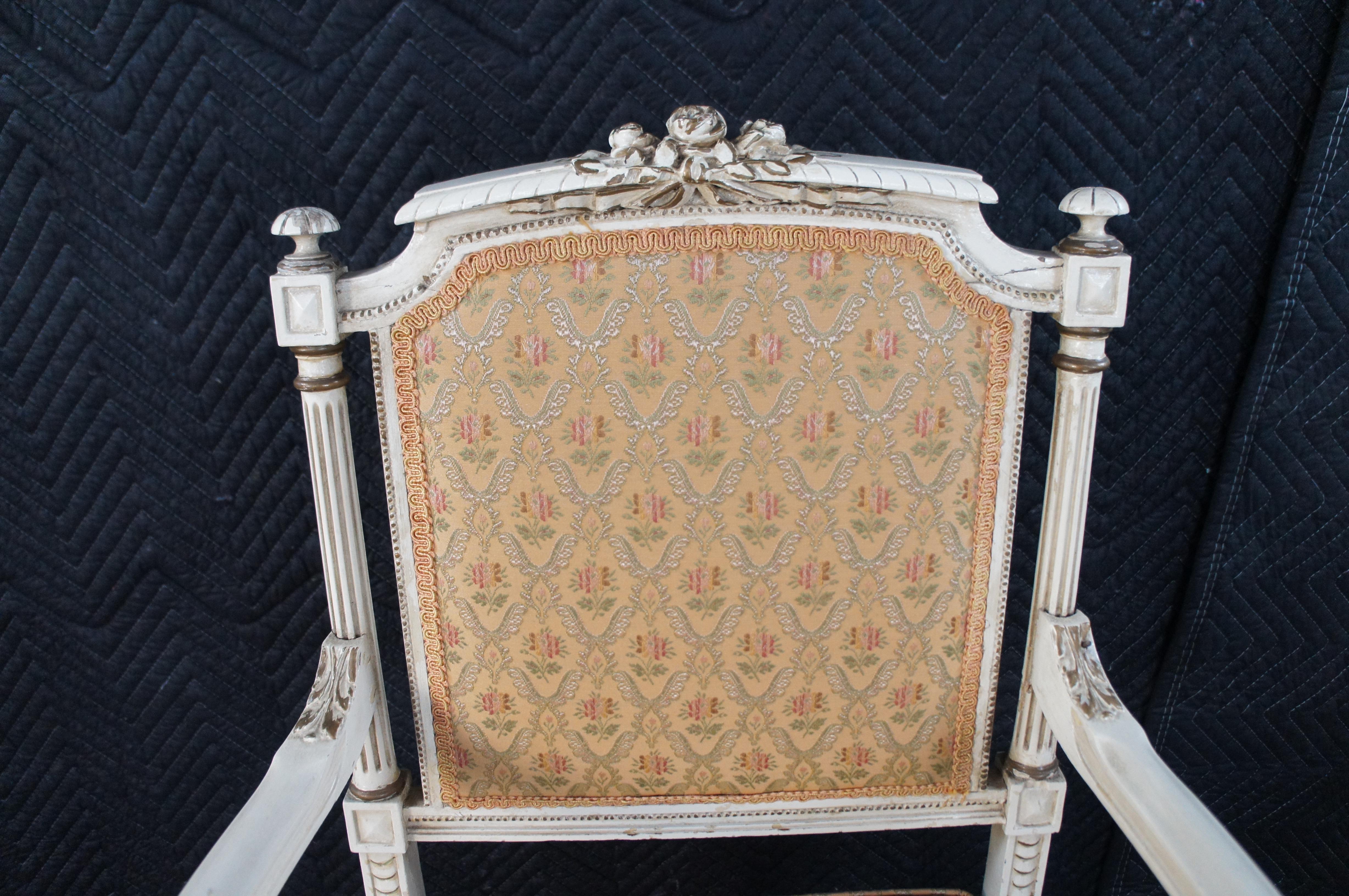 Antique French Provincial Louis XVI Sillón neoclásico tallado siglo XX en venta