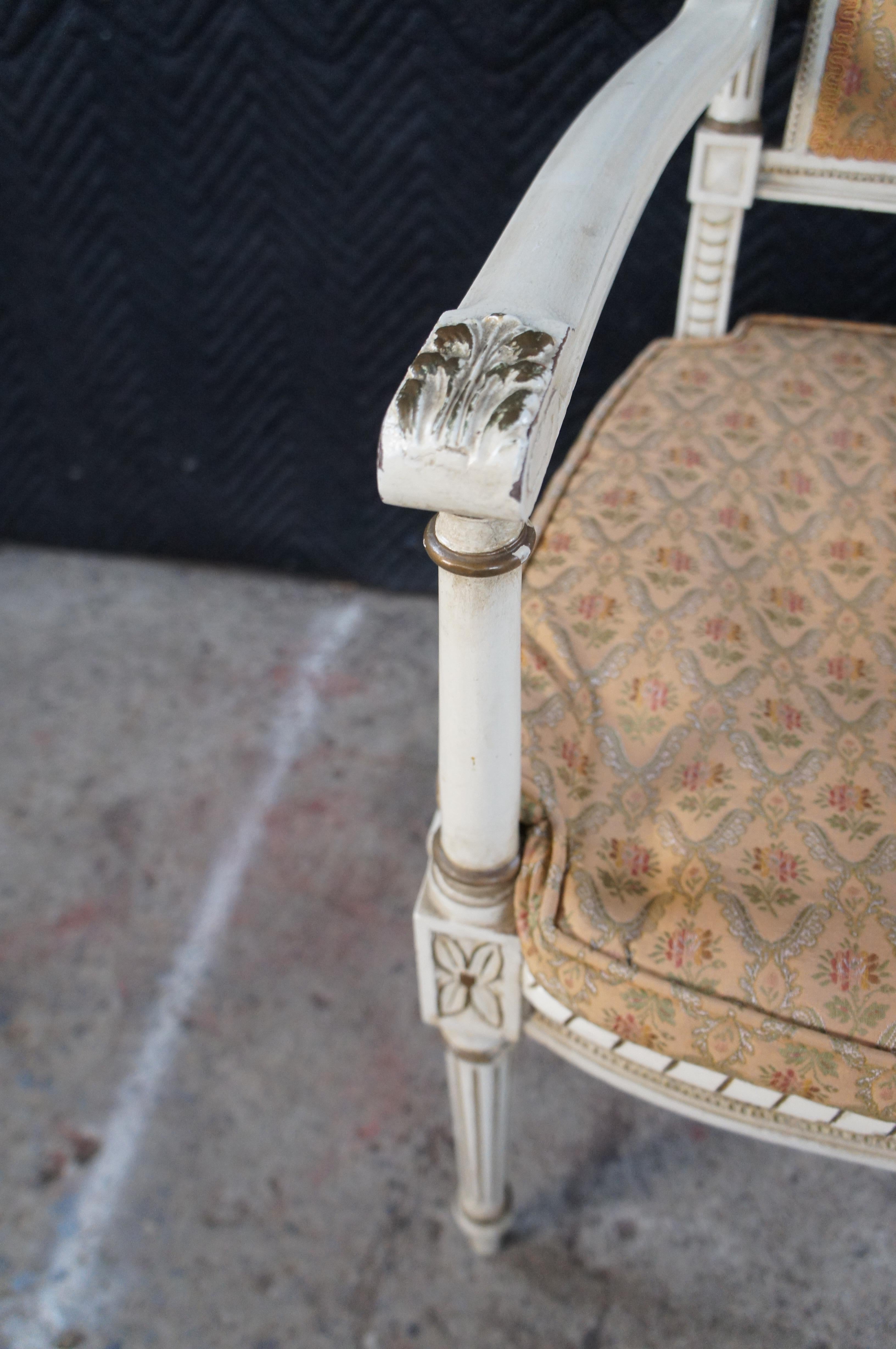 Antique French Provincial Louis XVI Sillón neoclásico tallado Tela en venta