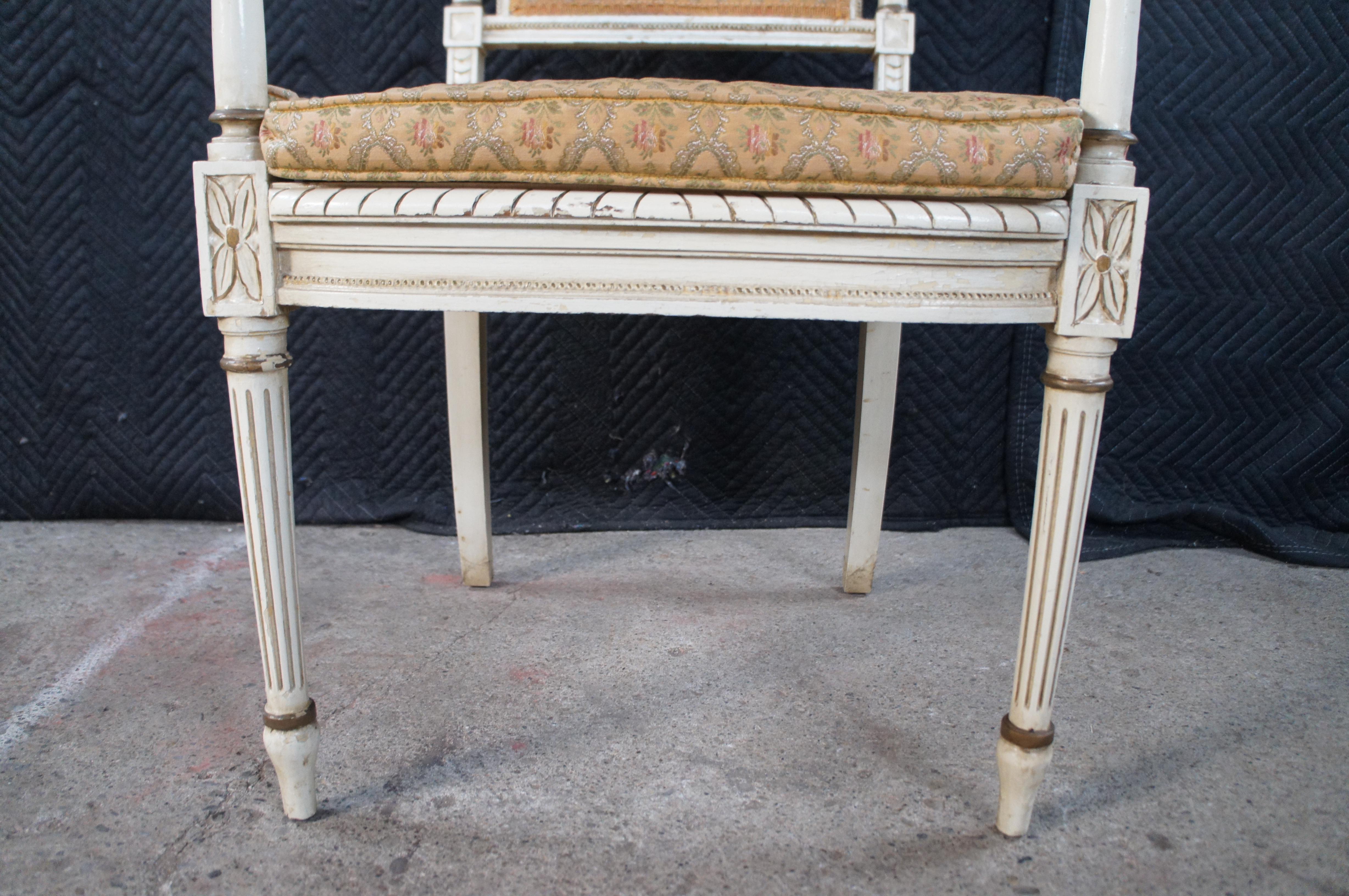 Antique French Provincial Louis XVI Sillón neoclásico tallado en venta 1