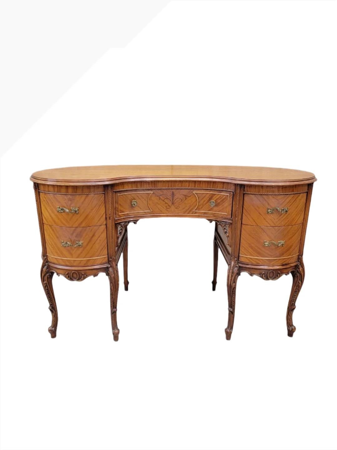 Ancien bureau à colonnes en acajou marqueté à l'époque provinciale française 

Rehaussez votre espace de travail avec ce magnifique bureau de rein en marqueterie antique. Sa forme de rein rehausse non seulement son attrait esthétique, mais offre