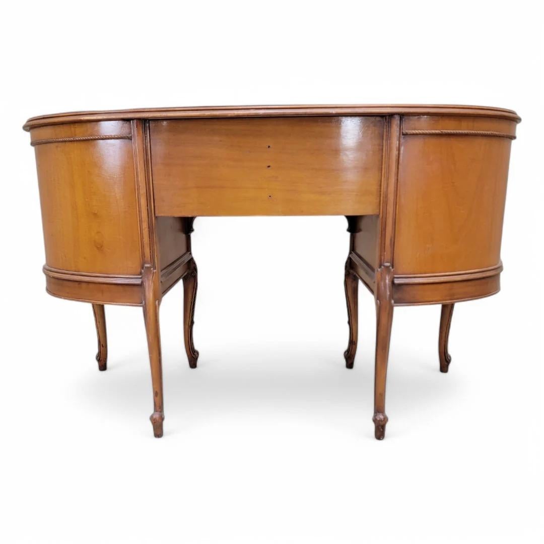 Provincial français Ancien bureau à colonnes en acajou marqueté à l'époque provinciale française en vente