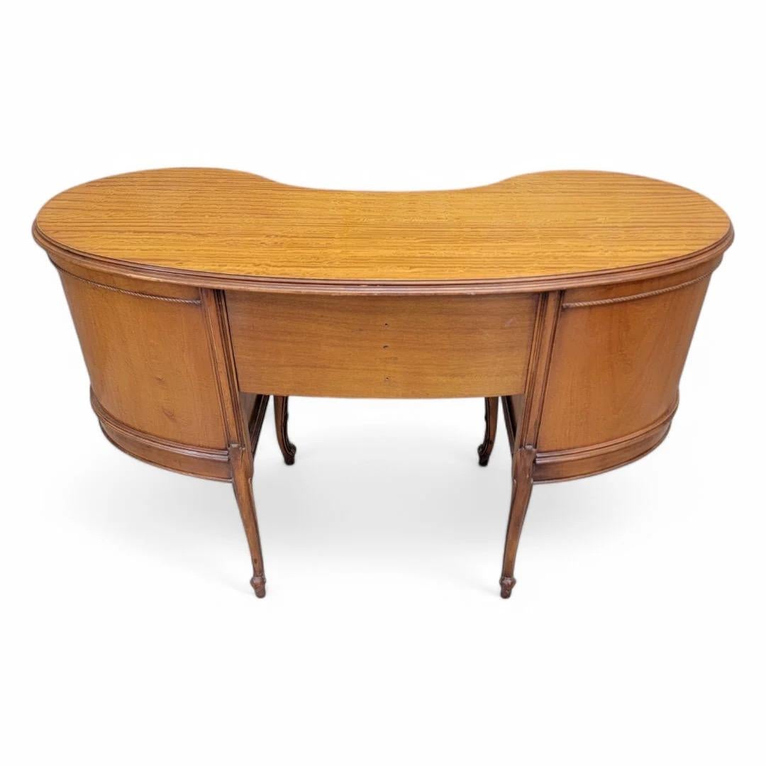 Inconnu Ancien bureau à colonnes en acajou marqueté à l'époque provinciale française en vente